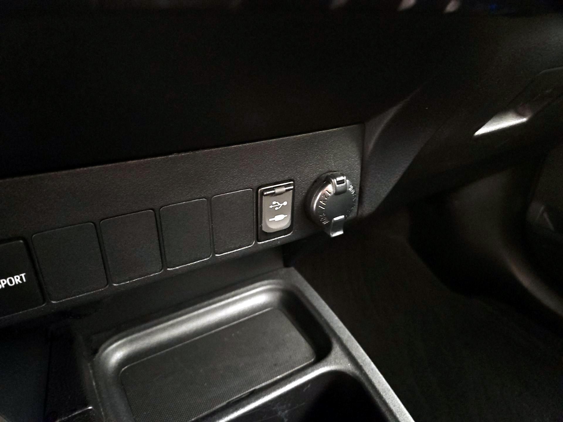 Thumbnail: 2017 Toyota RAV4 - 18