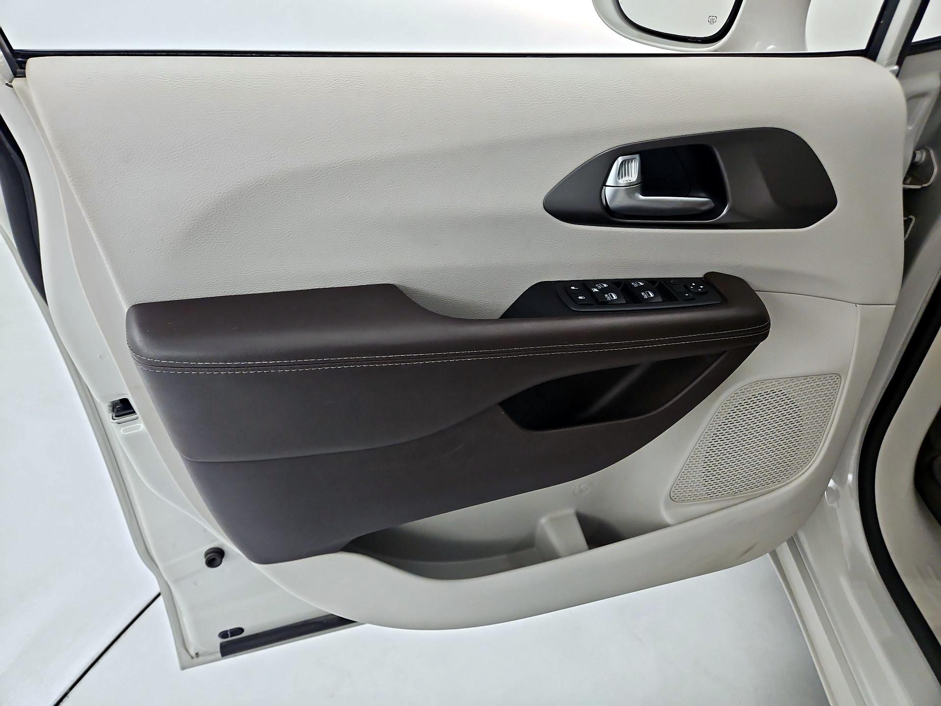 Thumbnail: 2019 Chrysler Pacifica - 12