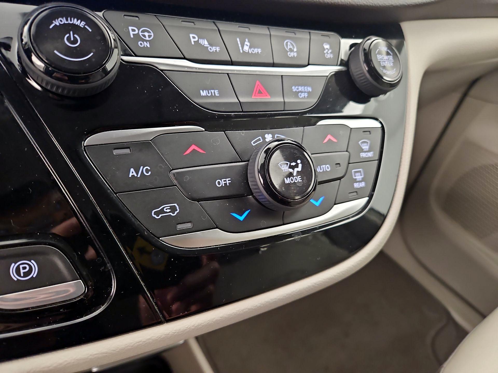 Thumbnail: 2019 Chrysler Pacifica - 17