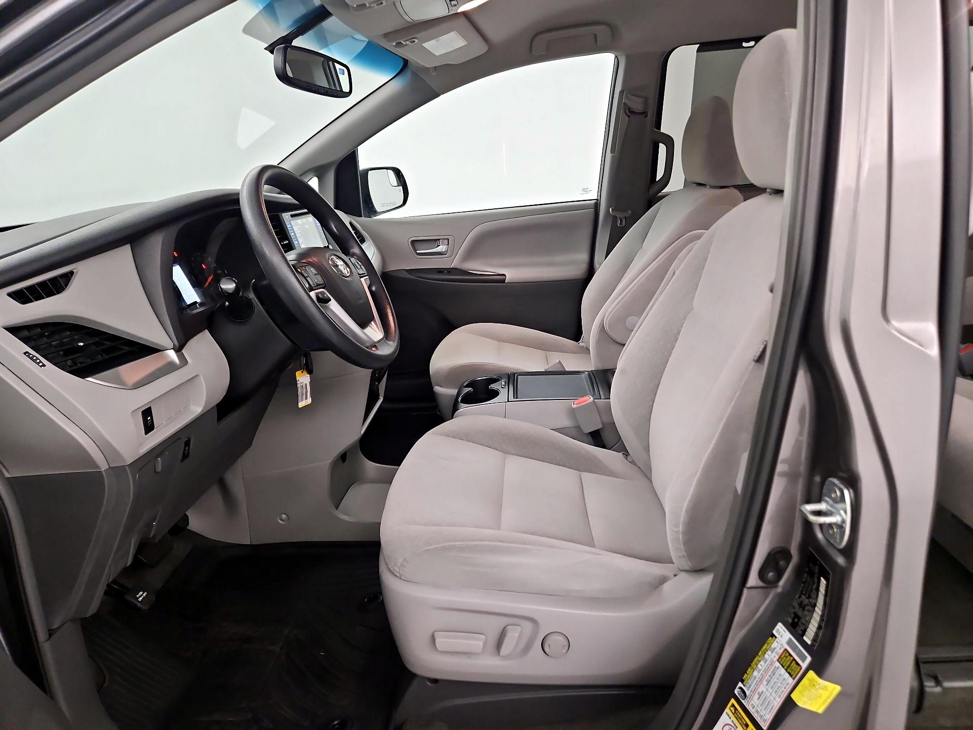 Thumbnail: 2017 Toyota Sienna - 9