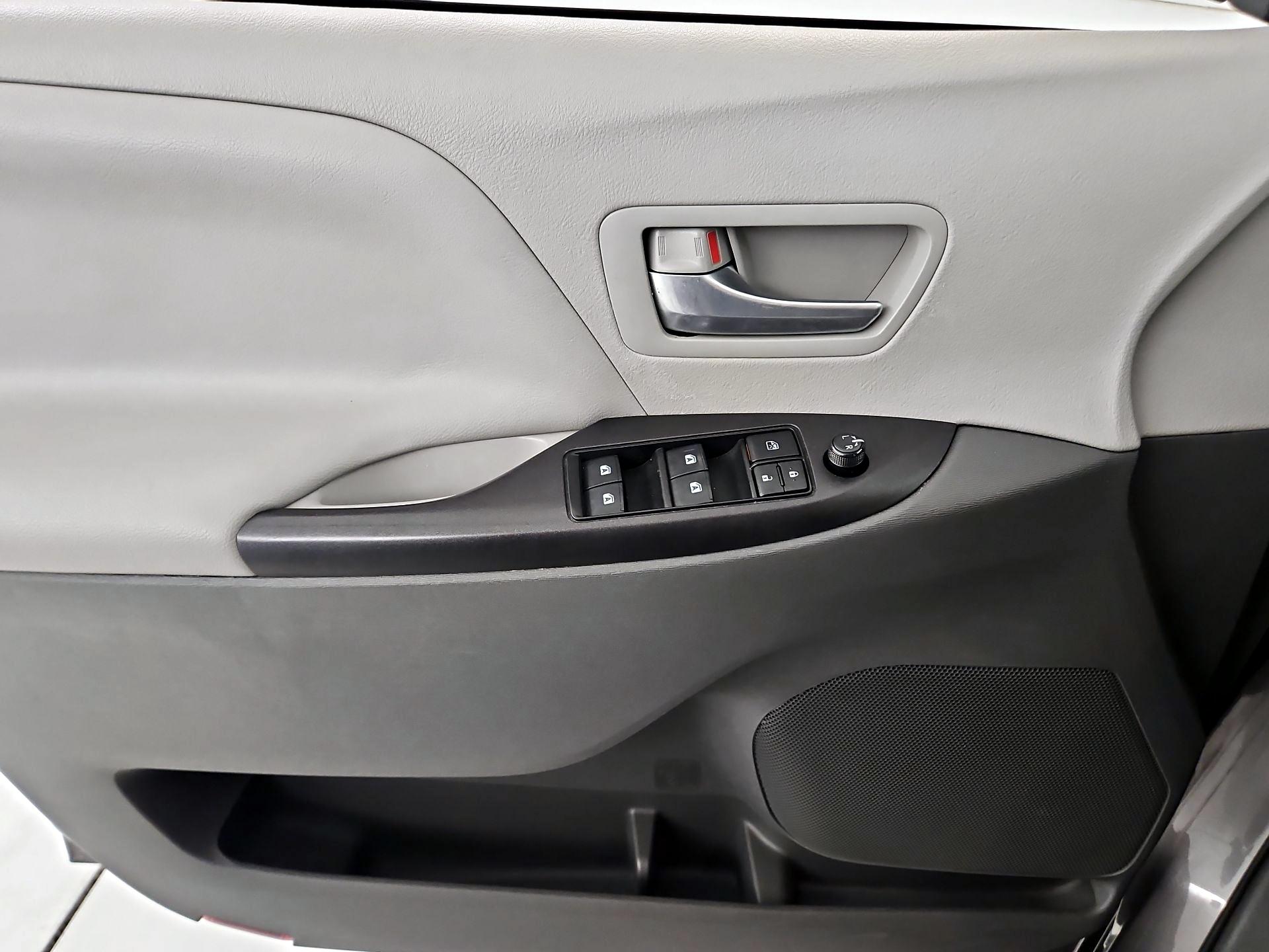Thumbnail: 2017 Toyota Sienna - 10
