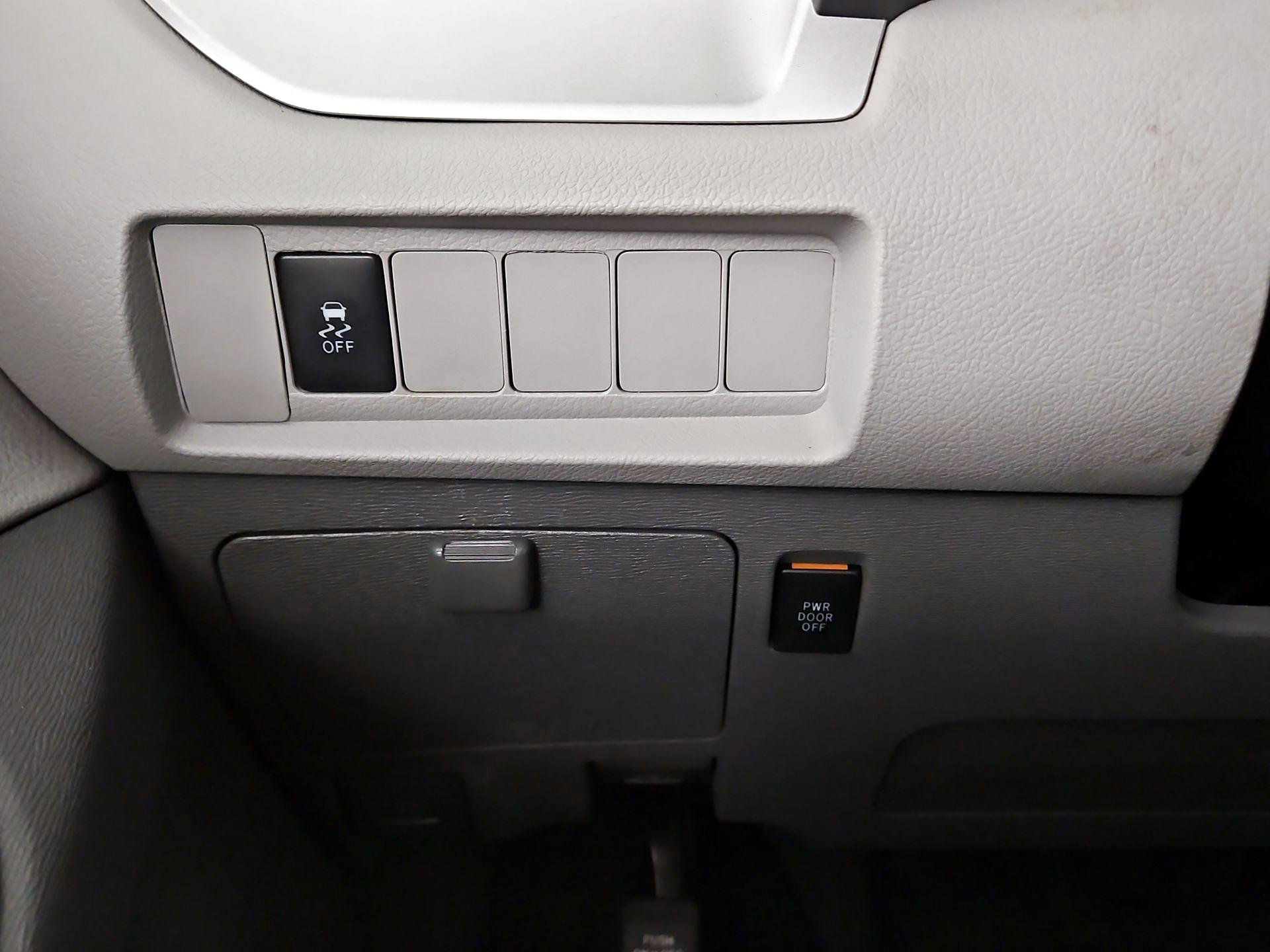 Thumbnail: 2017 Toyota Sienna - 11