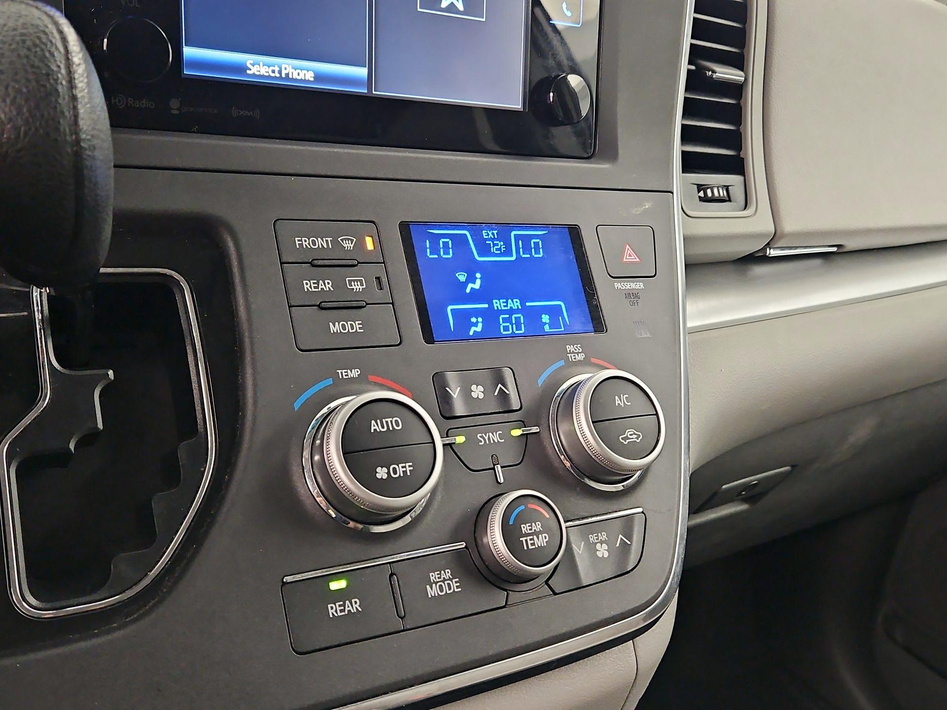 Thumbnail: 2017 Toyota Sienna - 14