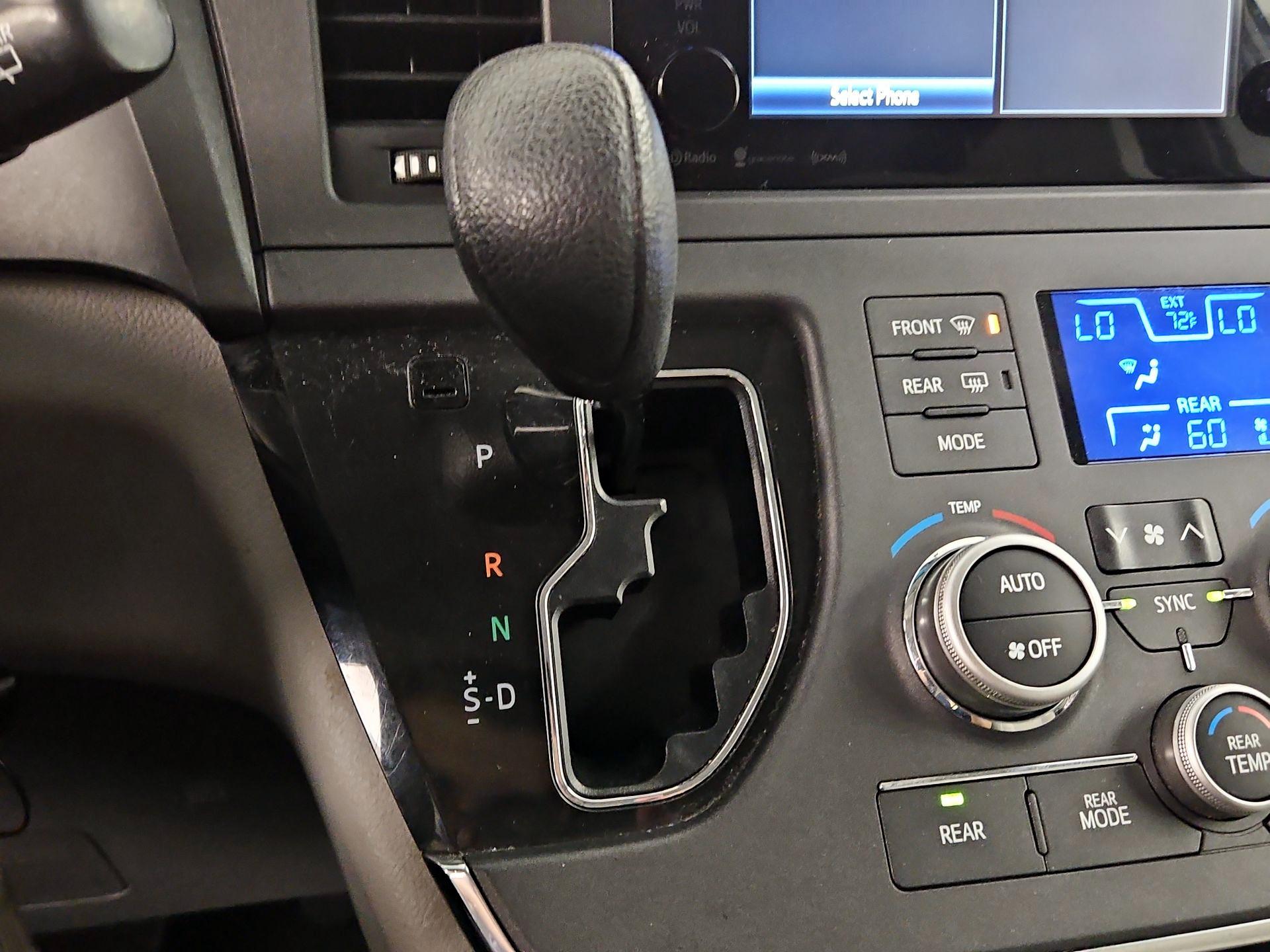 Thumbnail: 2017 Toyota Sienna - 15