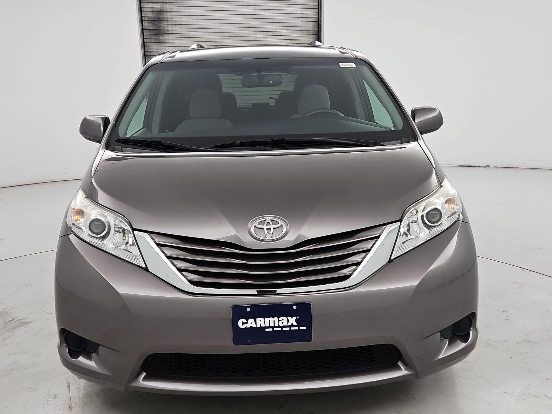 Thumbnail: 2017 Toyota Sienna - 2