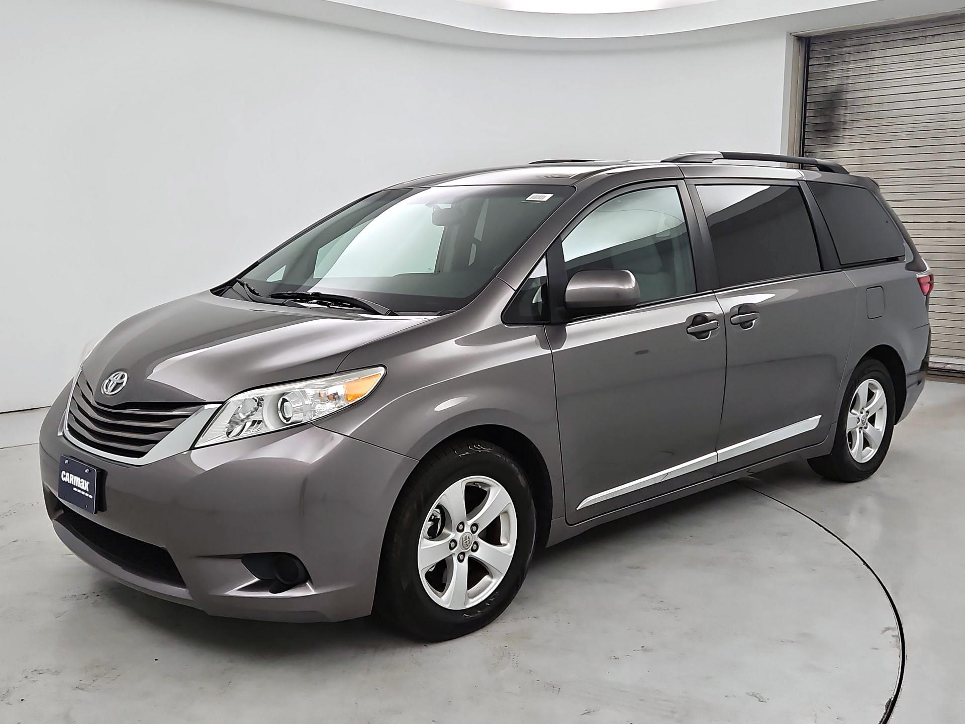 Thumbnail: 2017 Toyota Sienna - 3