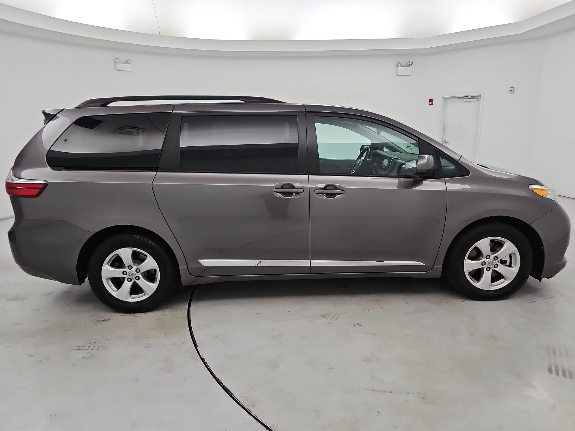 Thumbnail: 2017 Toyota Sienna - 4