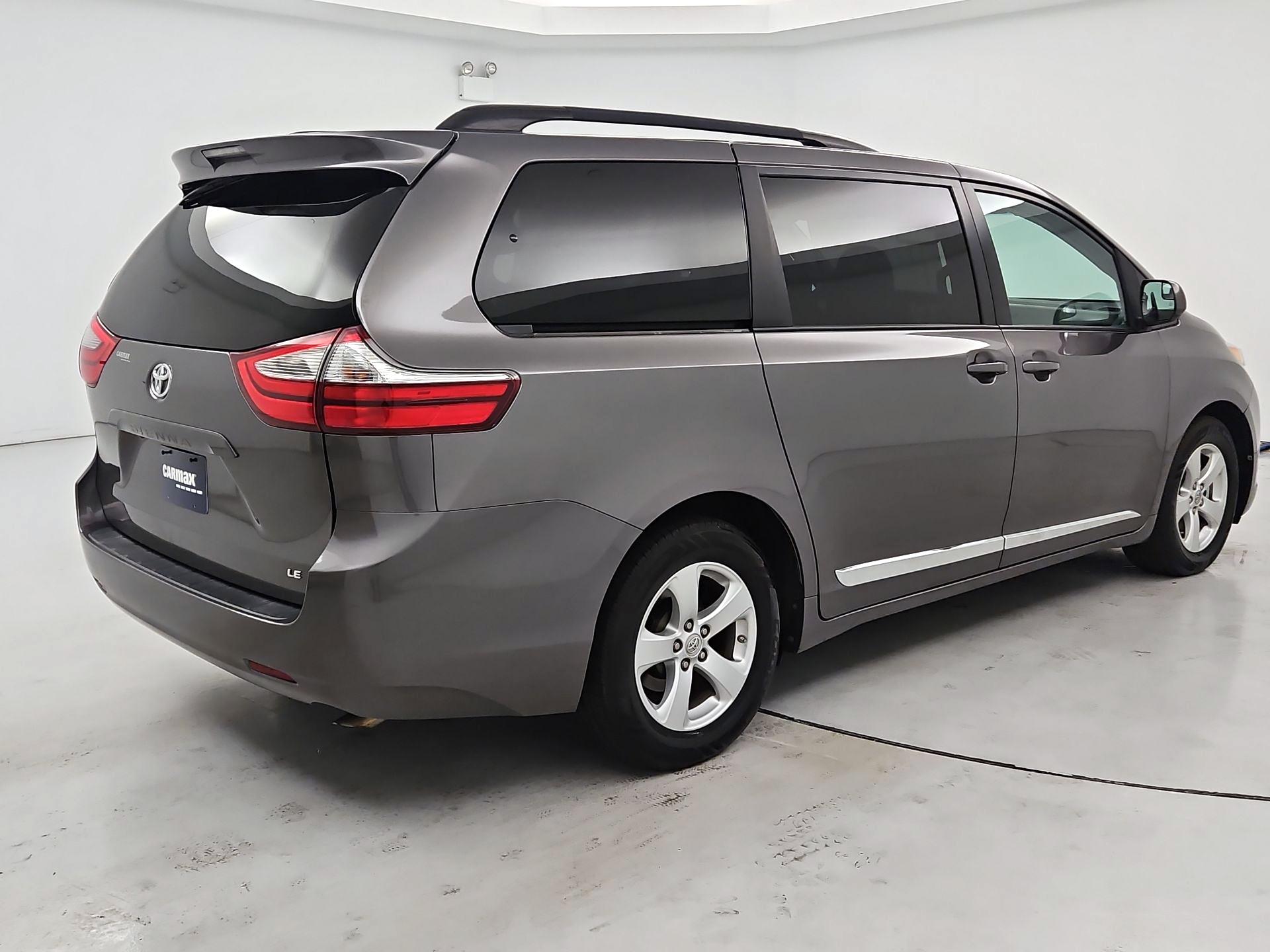Thumbnail: 2017 Toyota Sienna - 5