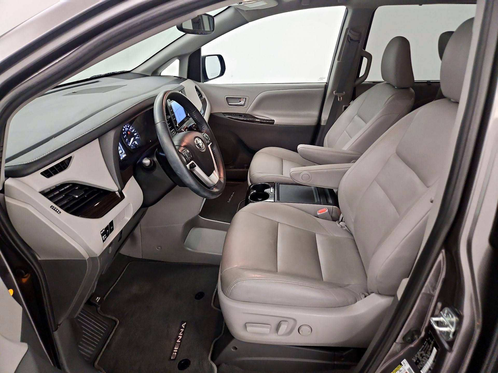 Thumbnail: 2020 Toyota Sienna - 9