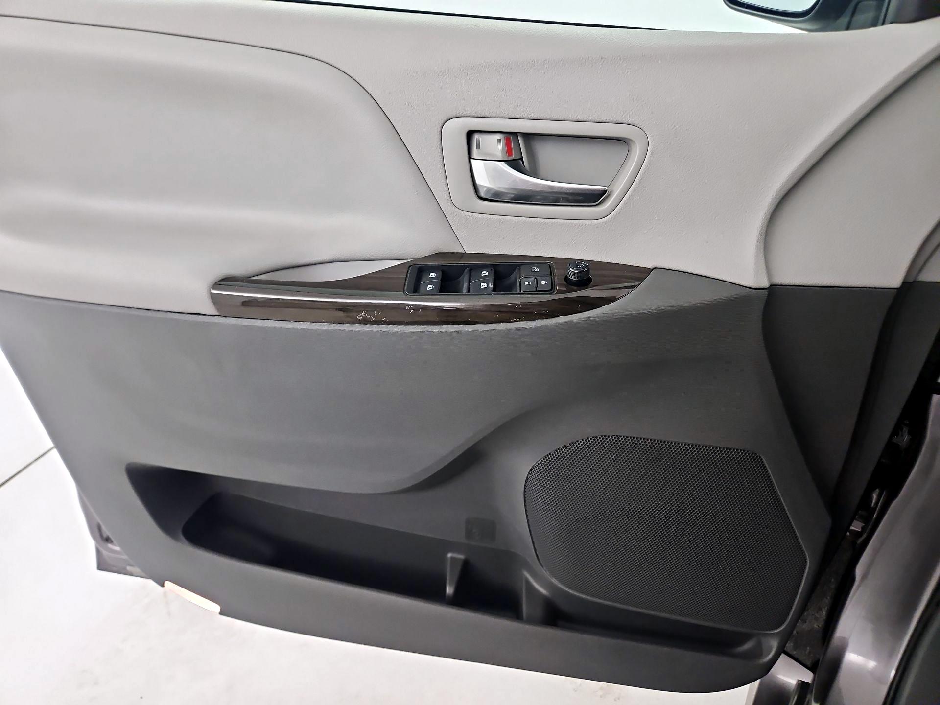 Thumbnail: 2020 Toyota Sienna - 10