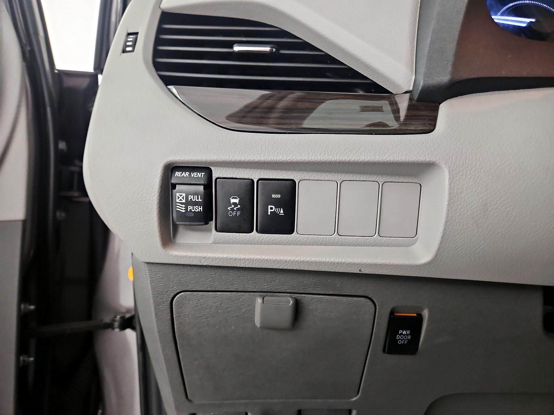 Thumbnail: 2020 Toyota Sienna - 11