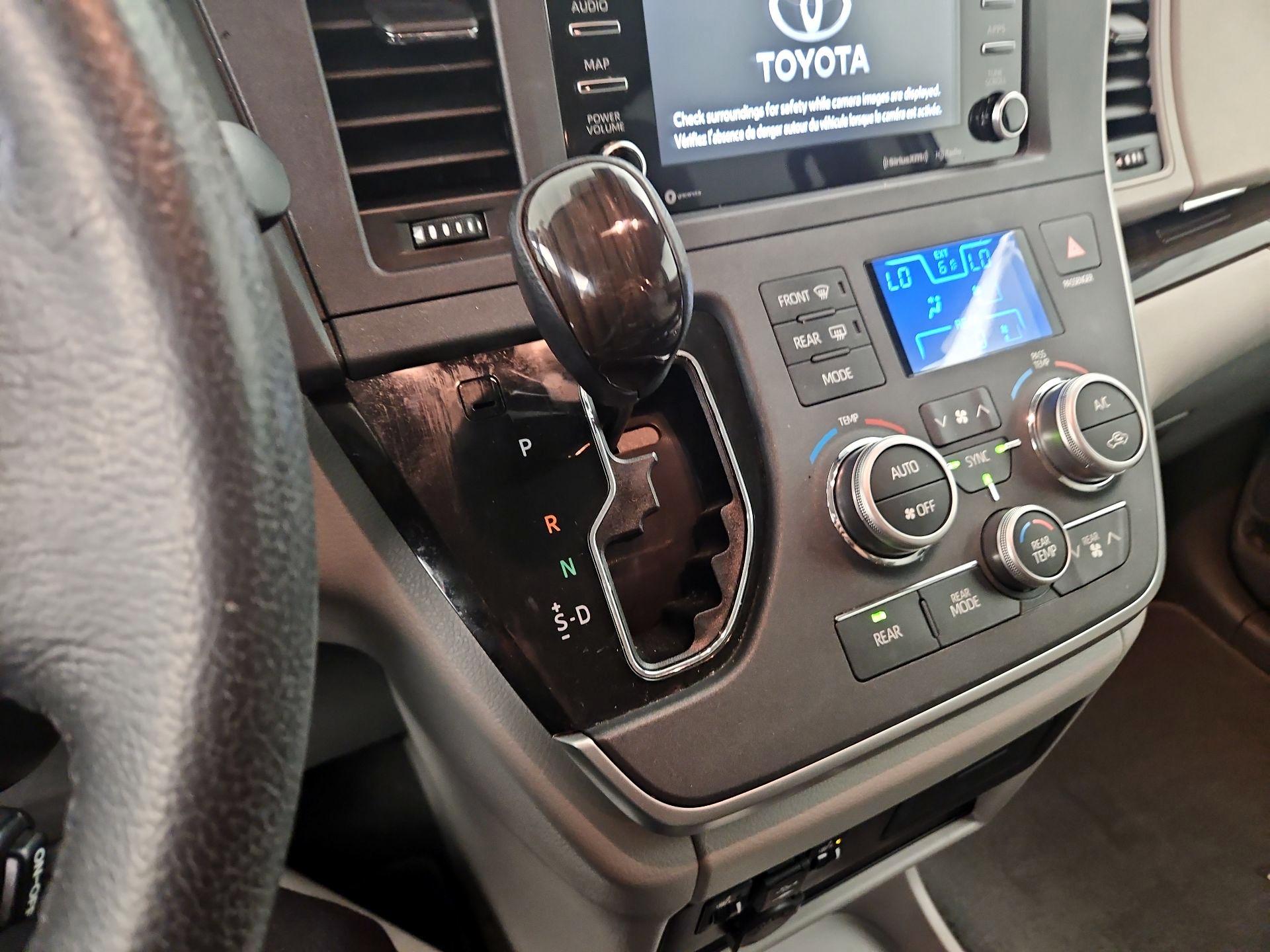 Thumbnail: 2020 Toyota Sienna - 16