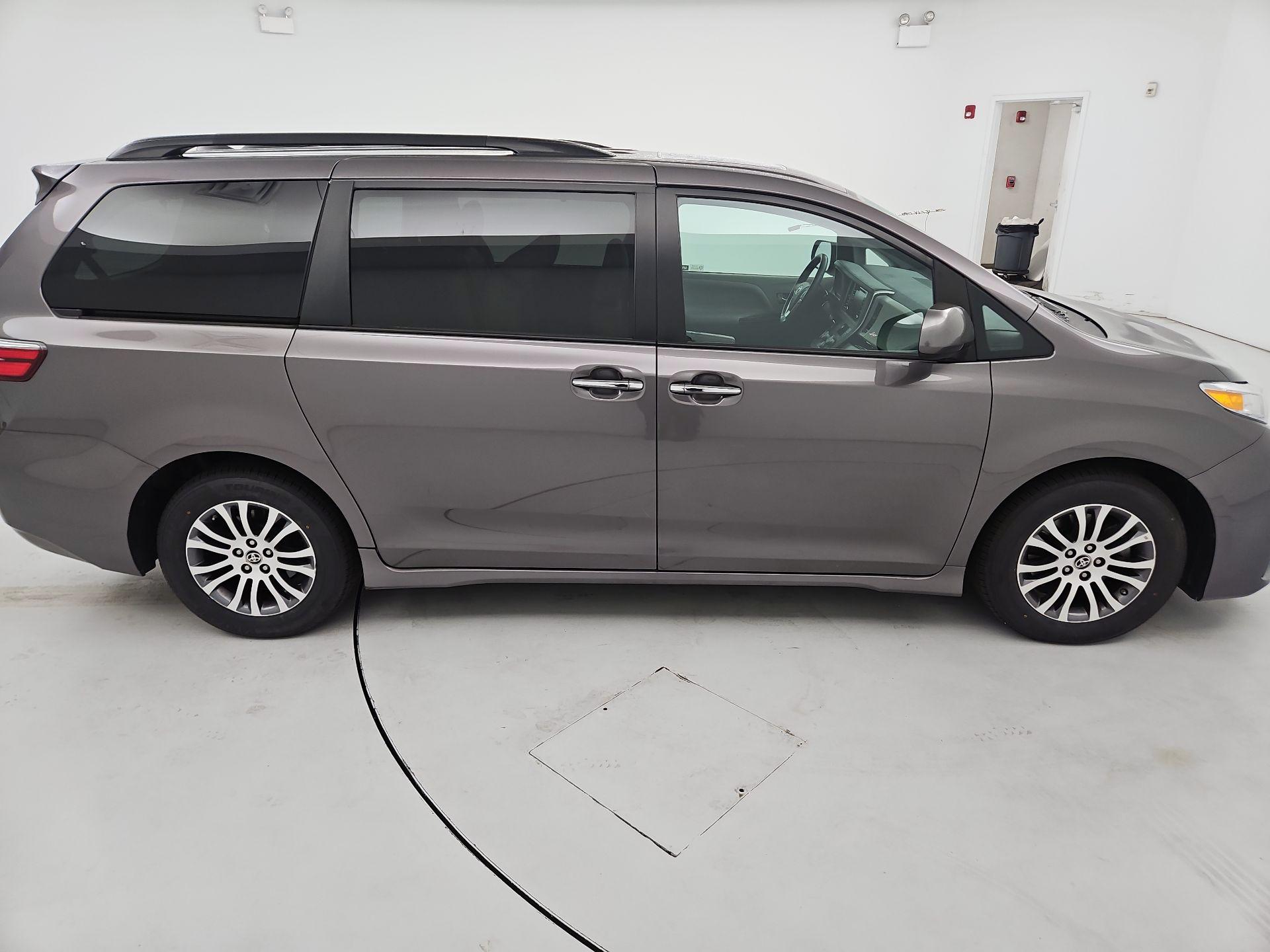 Thumbnail: 2020 Toyota Sienna - 4