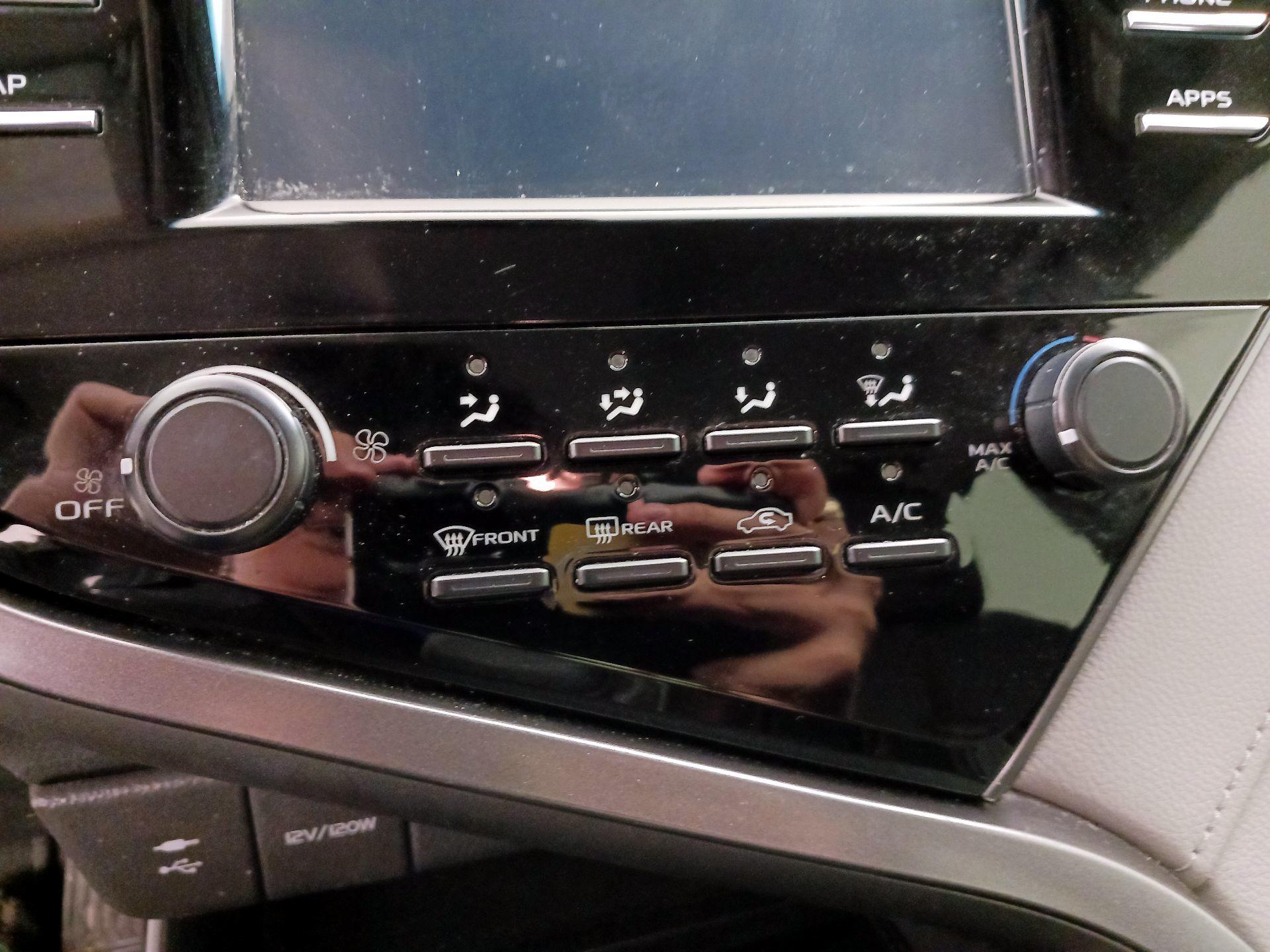 Thumbnail: 2019 Toyota Camry - 17