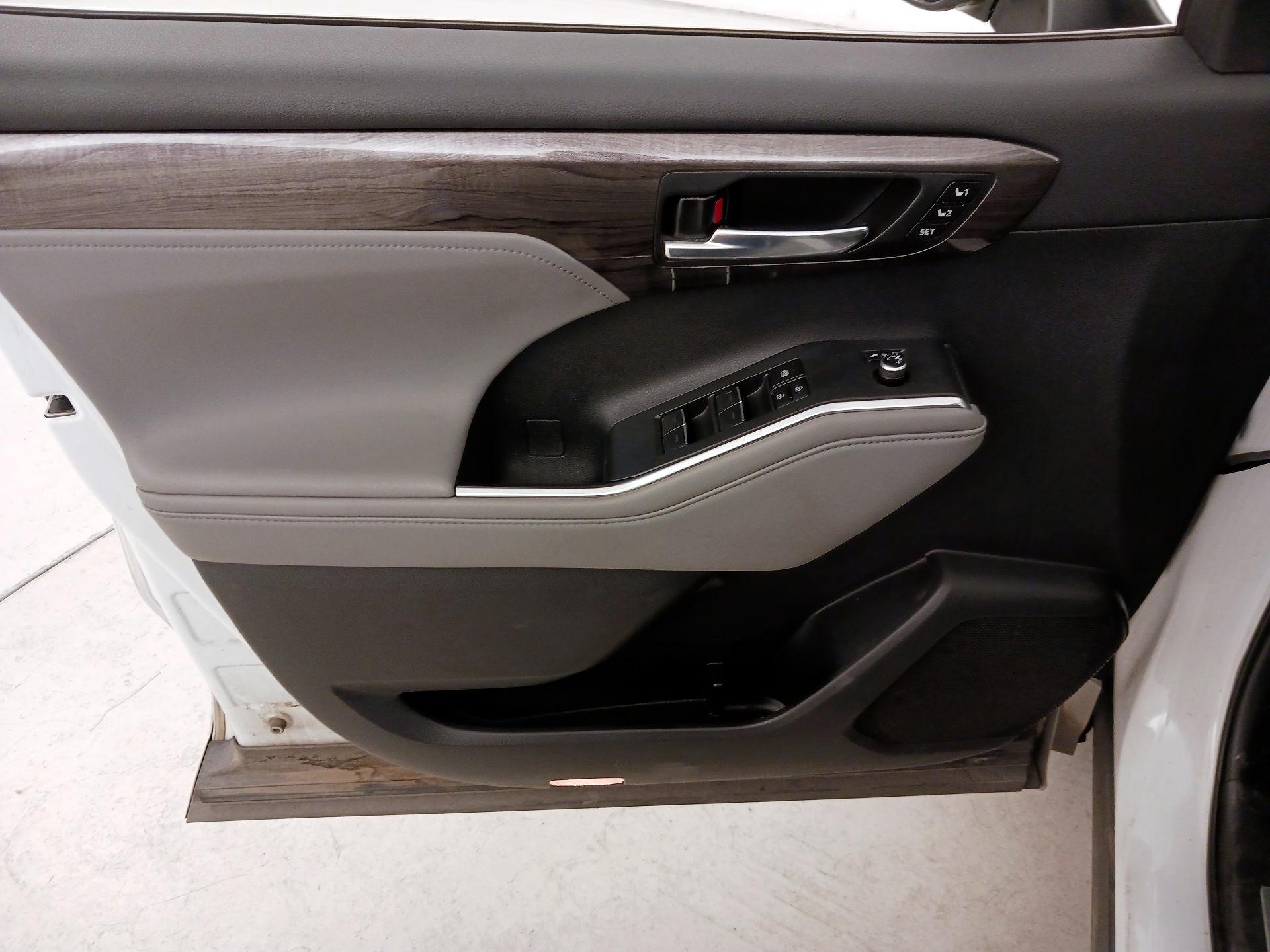 Thumbnail: 2023 Toyota Highlander - 12