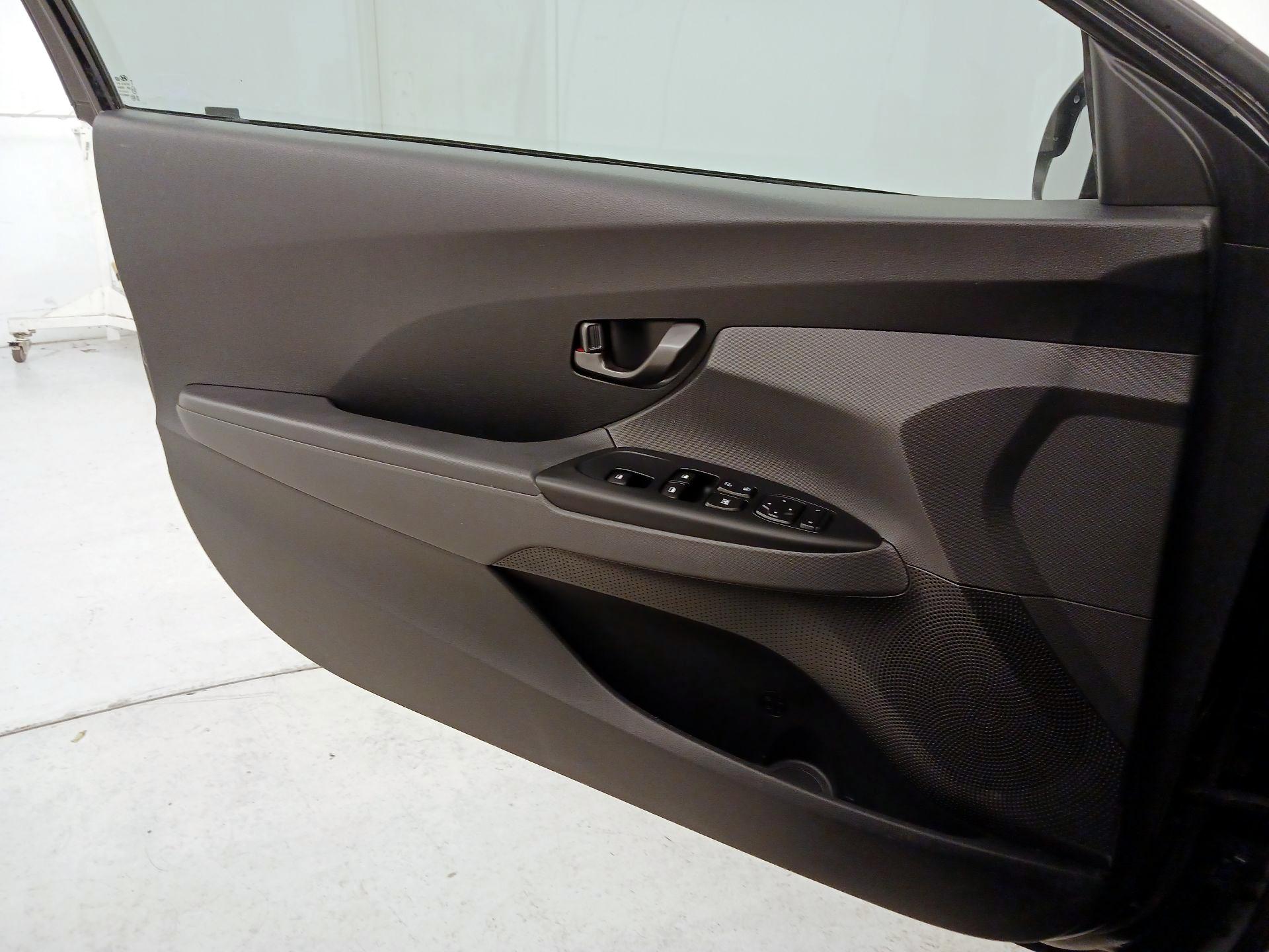 Thumbnail: 2020 Hyundai Veloster - 12