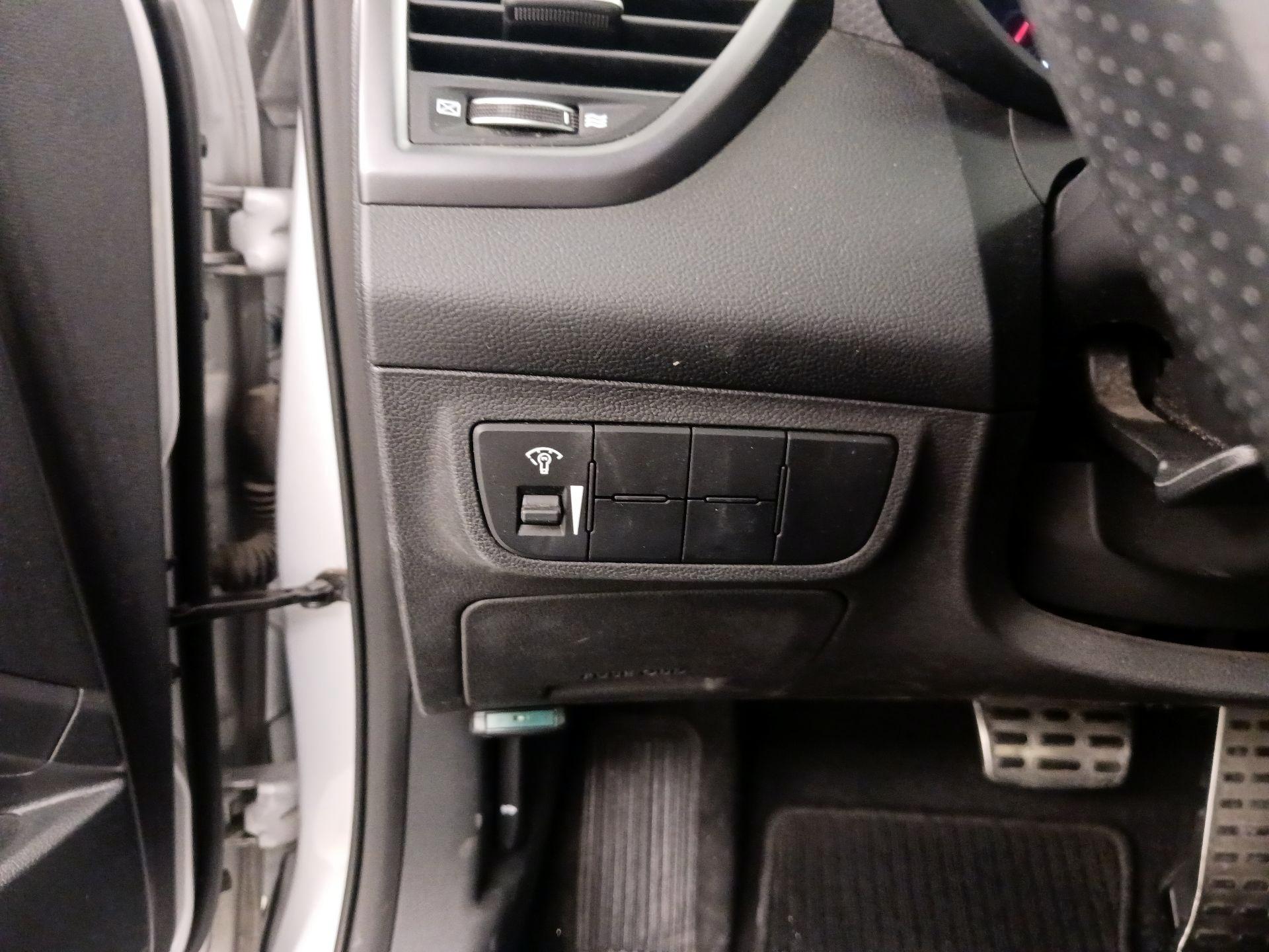 Thumbnail: 2017 Hyundai Veloster - 13