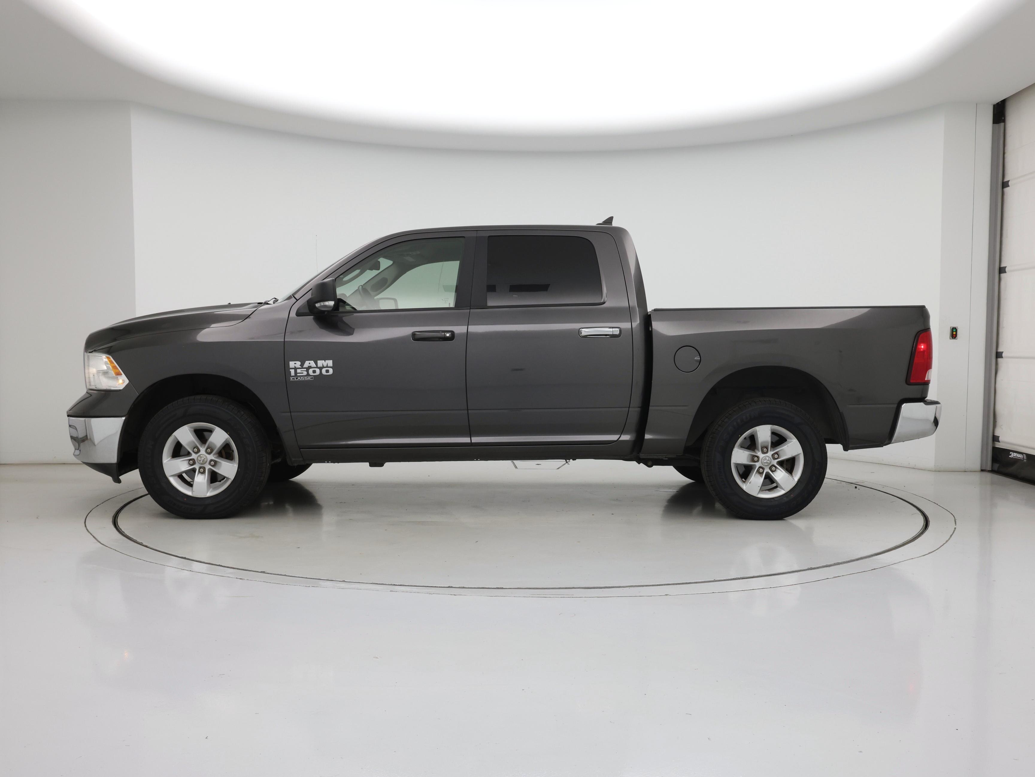 Thumbnail: 2019 RAM 1500 Classic - 3