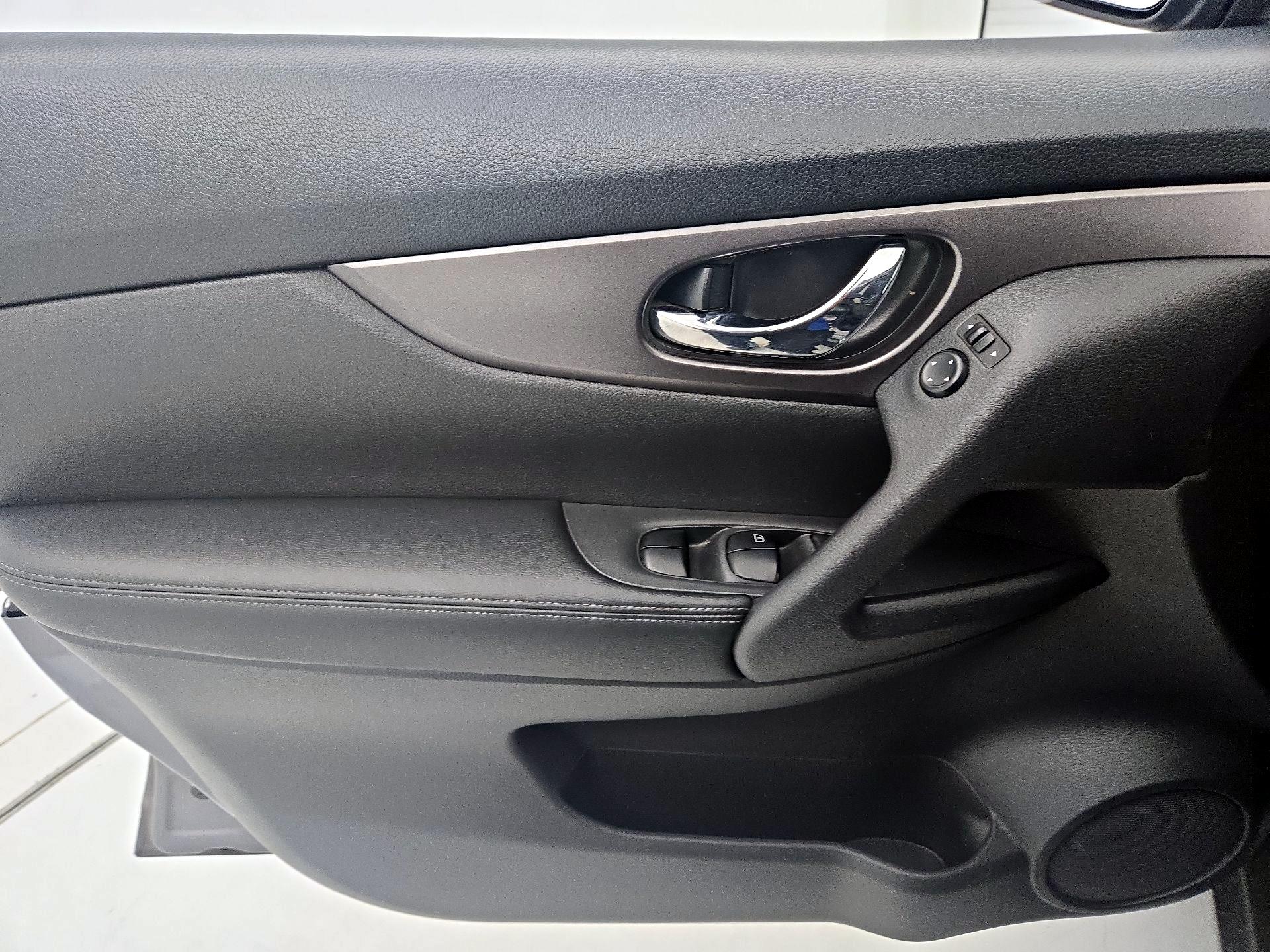 Thumbnail: 2016 Nissan Rogue - 12