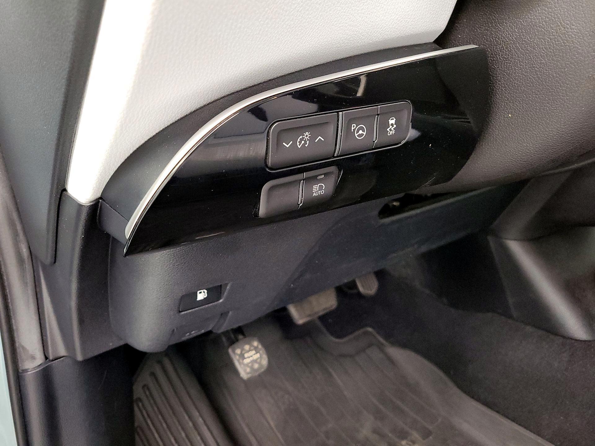 Thumbnail: 2018 Toyota Prius - 13