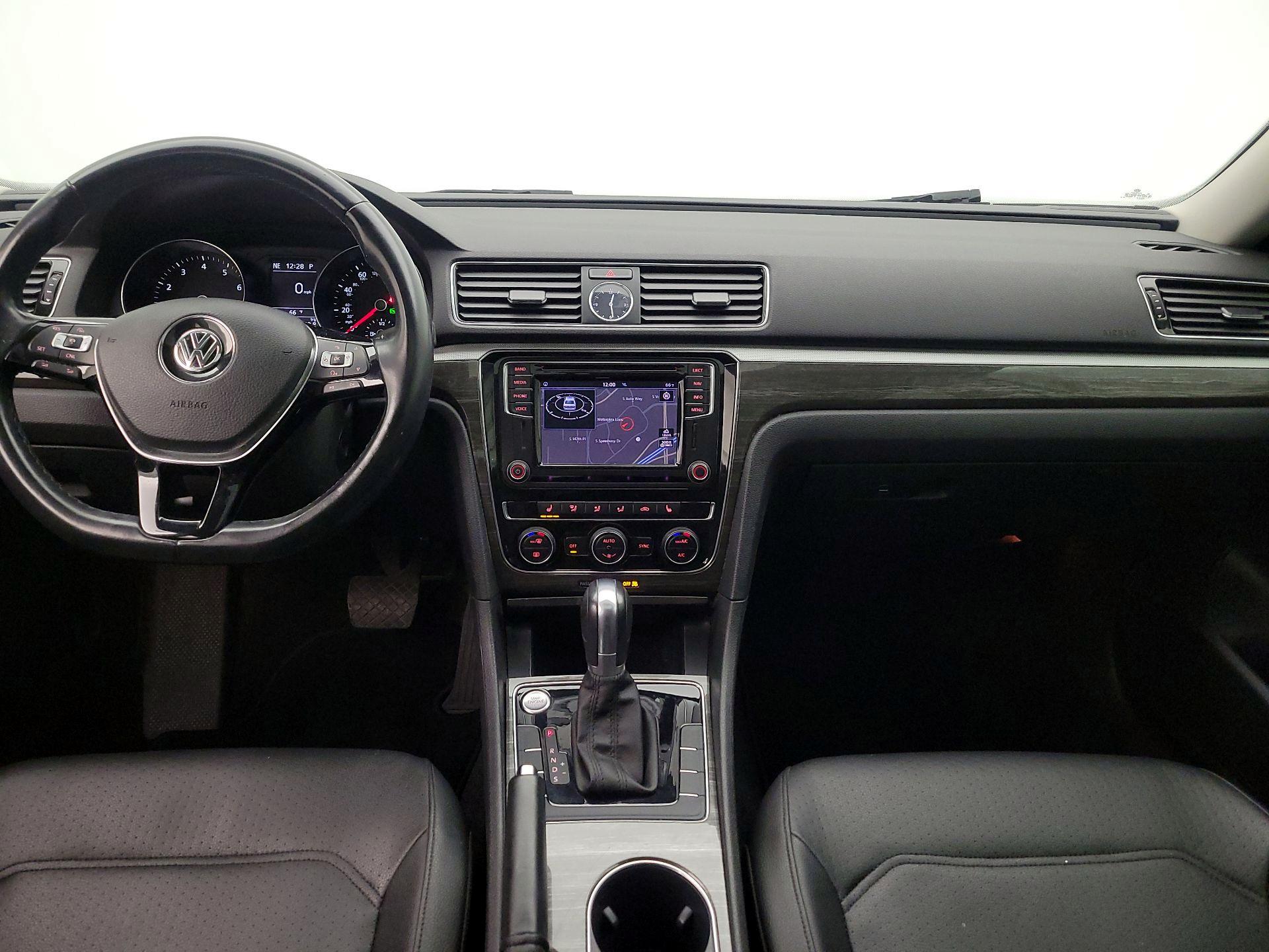 Thumbnail: 2016 Volkswagen Passat - 9