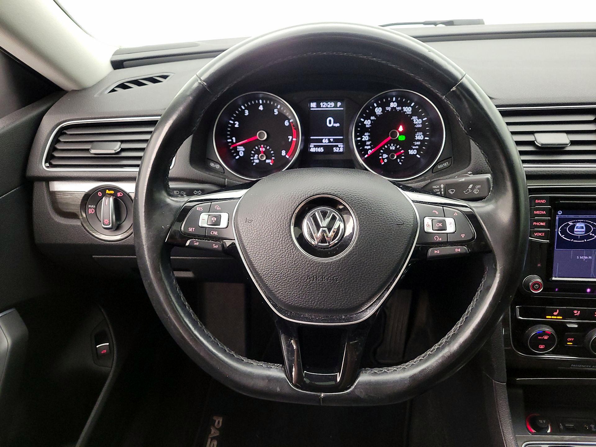 Thumbnail: 2016 Volkswagen Passat - 10