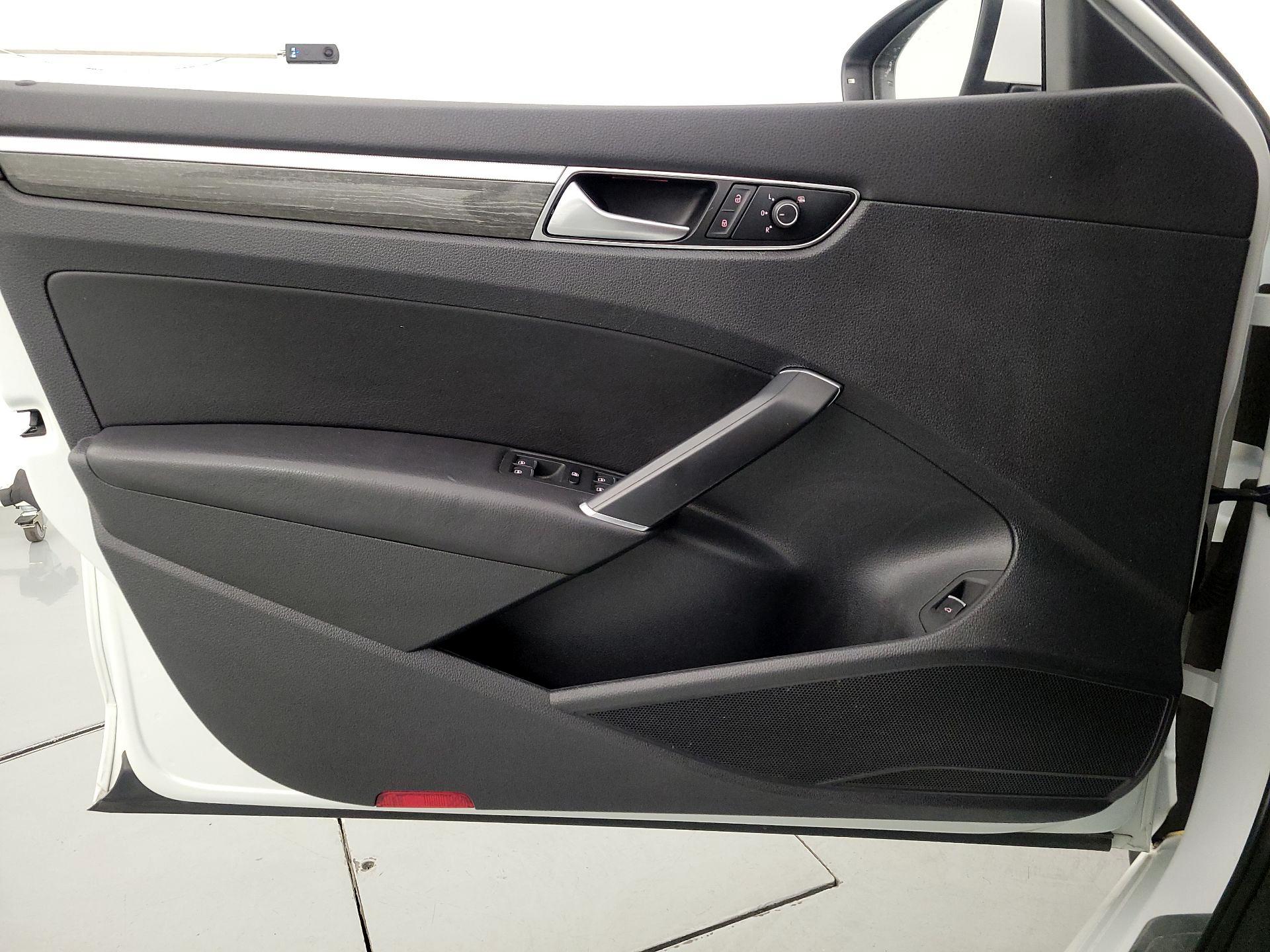 Thumbnail: 2016 Volkswagen Passat - 12