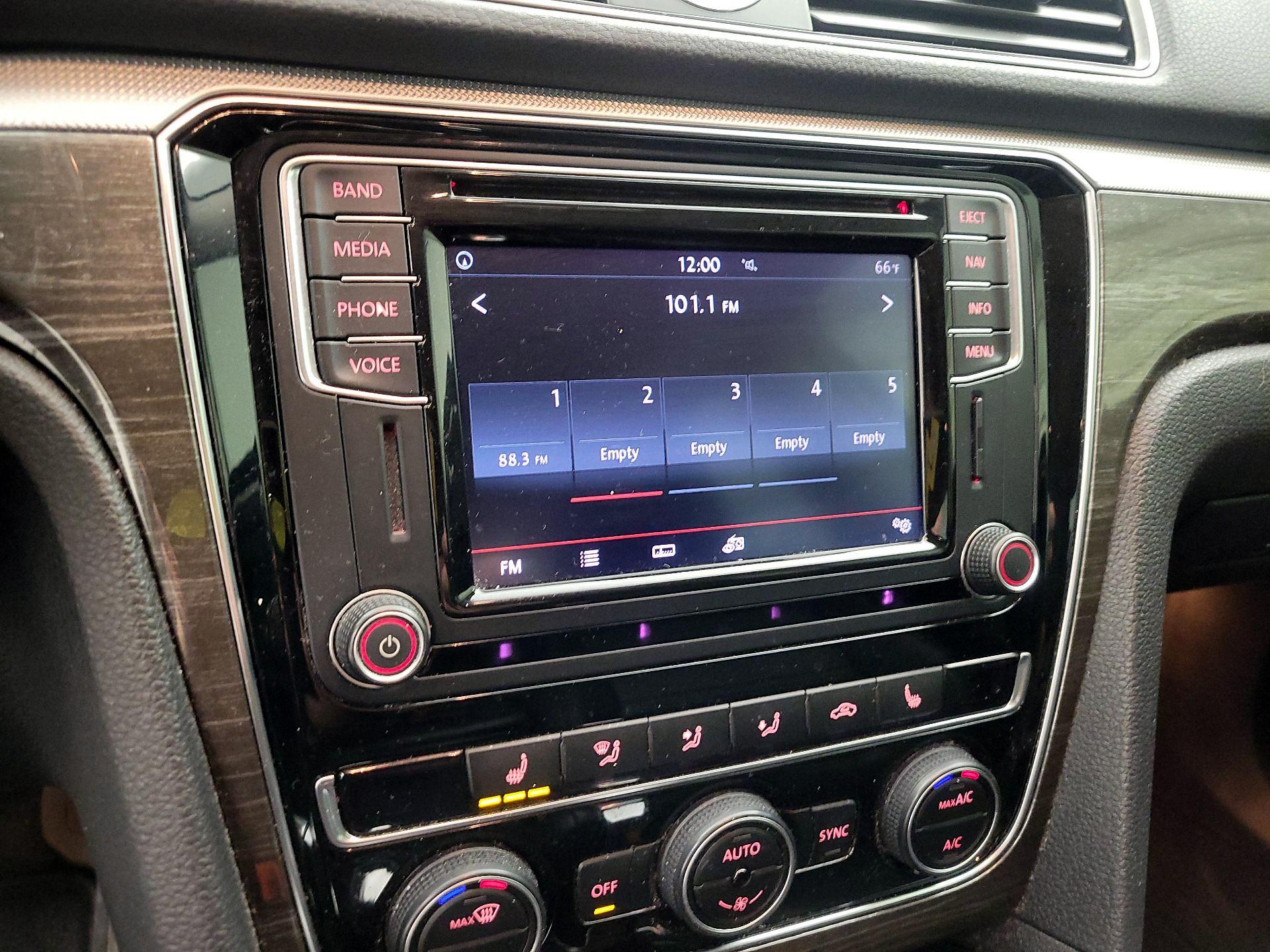 Thumbnail: 2016 Volkswagen Passat - 16