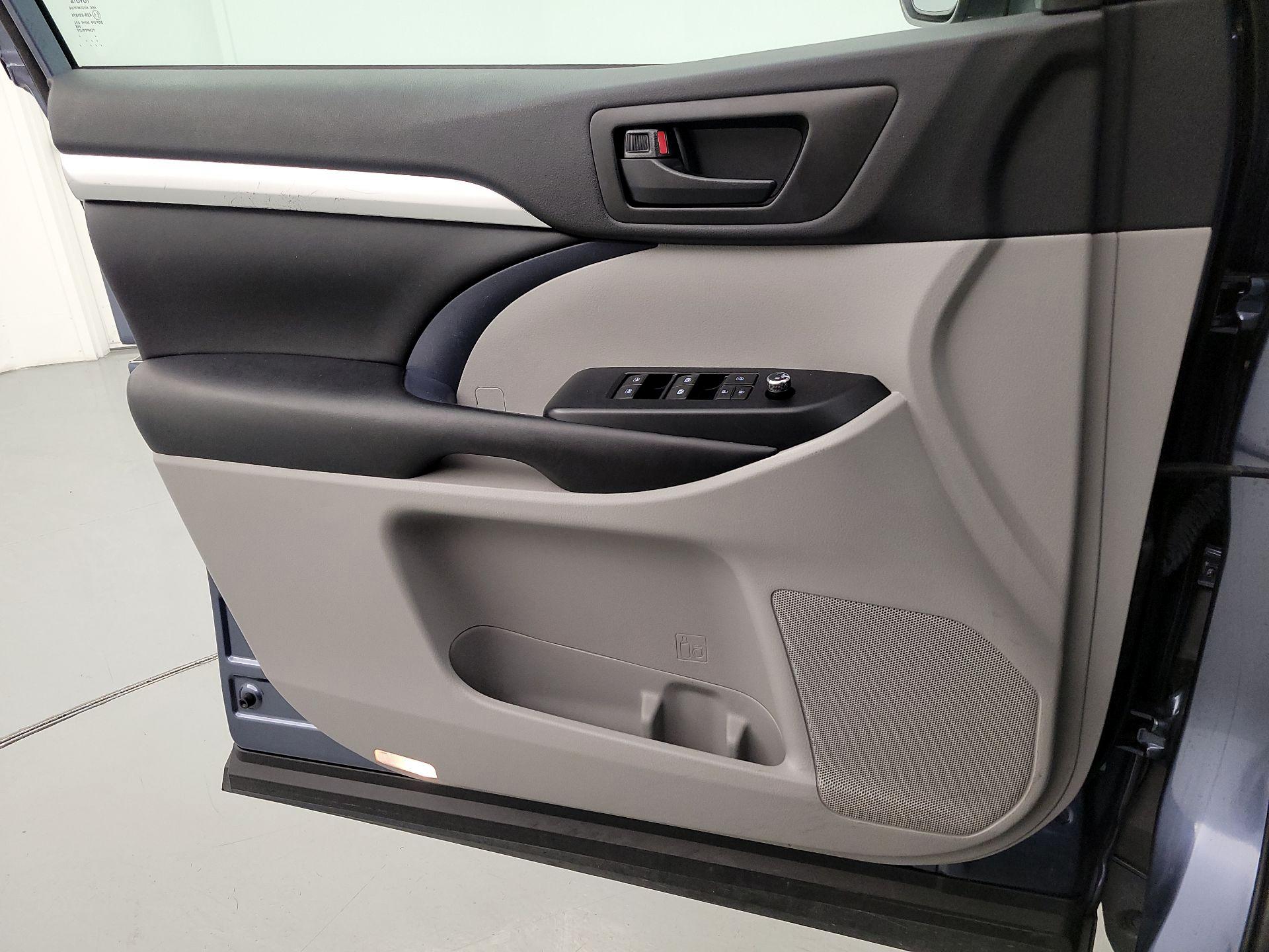 Thumbnail: 2019 Toyota Highlander - 12