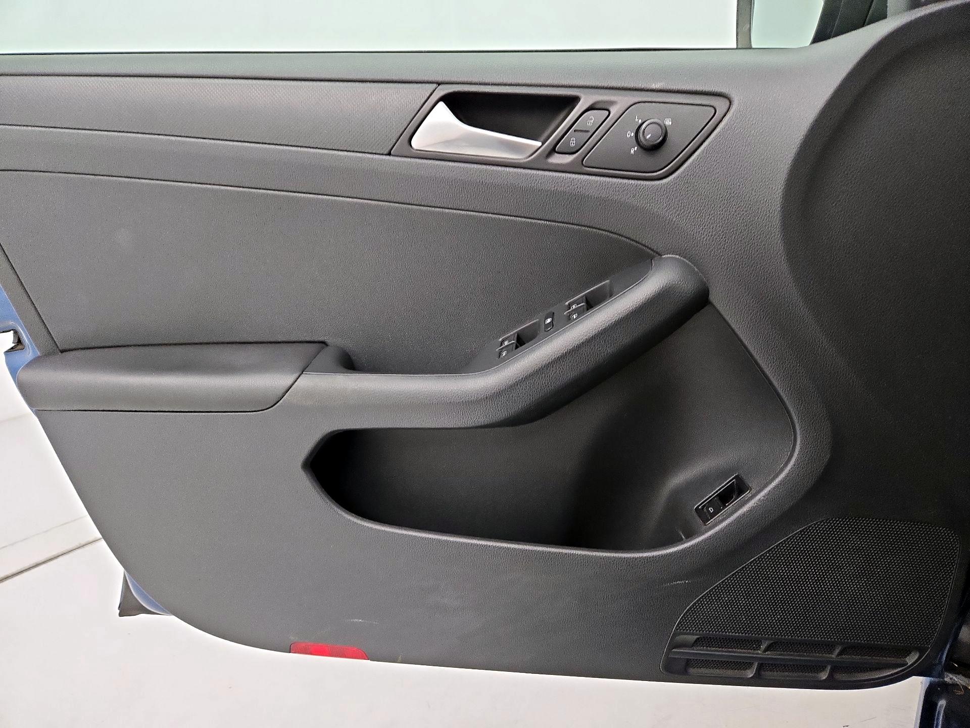 Thumbnail: 2015 Volkswagen Jetta - 10