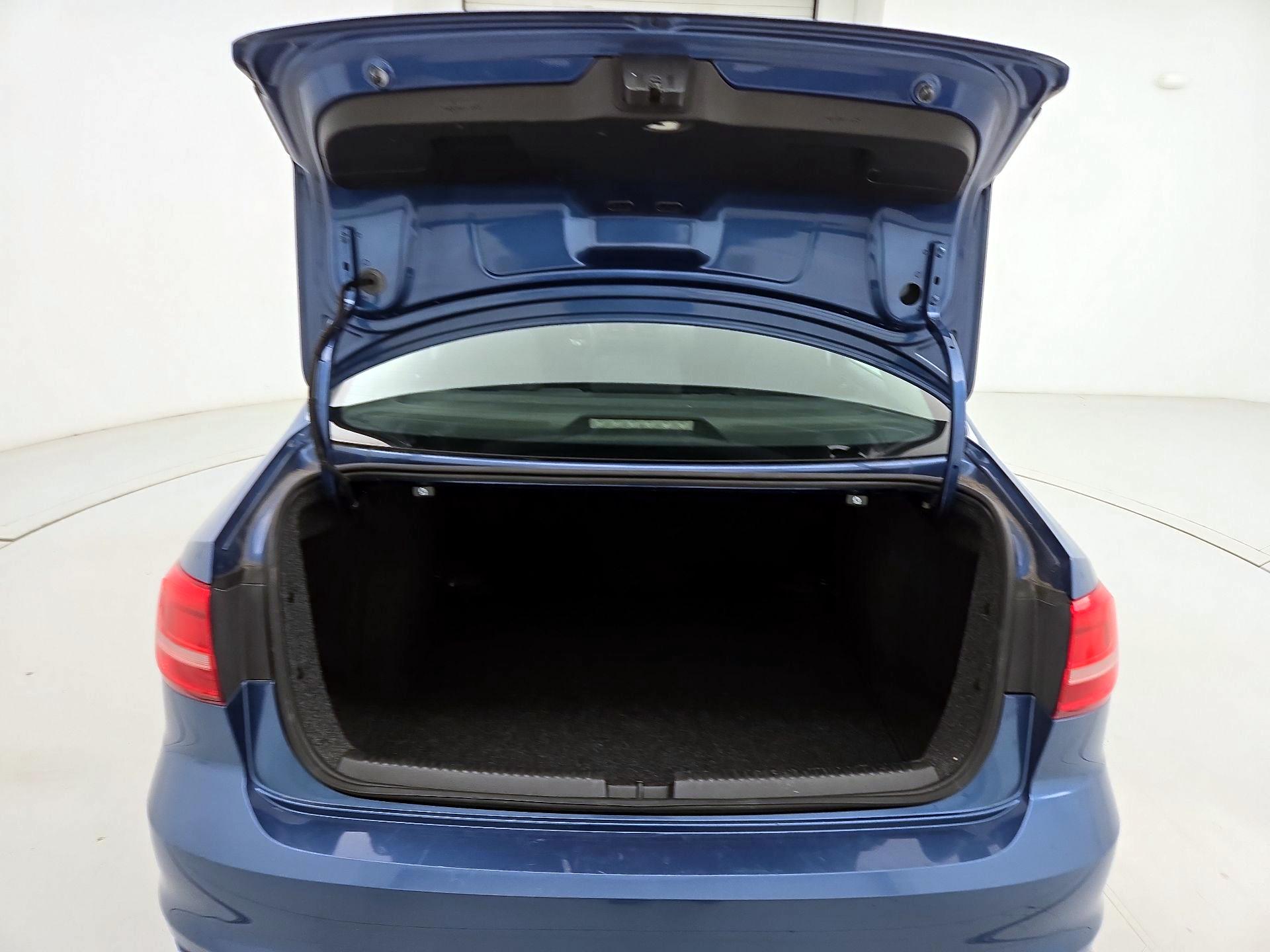 Thumbnail: 2015 Volkswagen Jetta - 17
