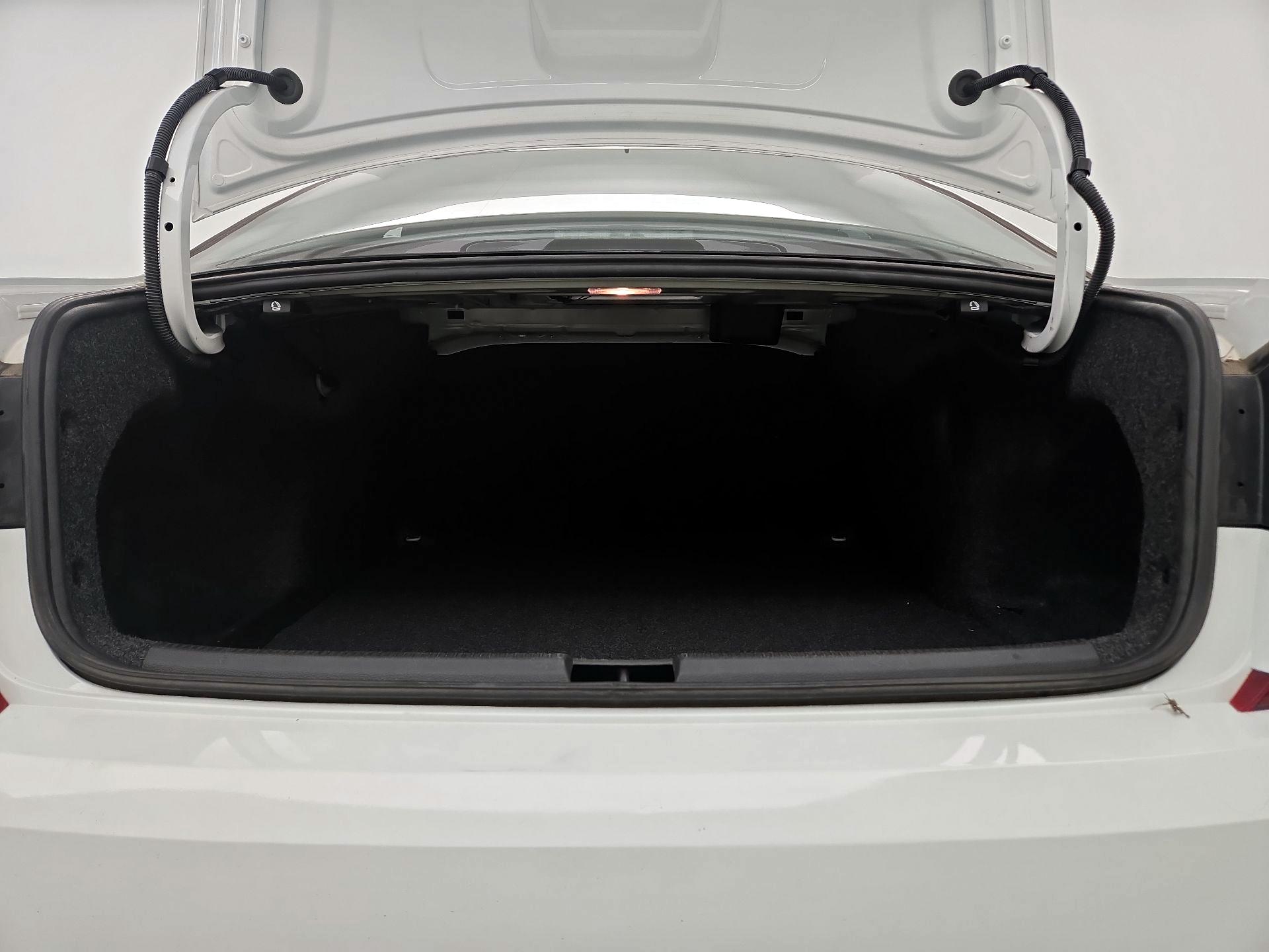 Thumbnail: 2017 Volkswagen Passat - 18