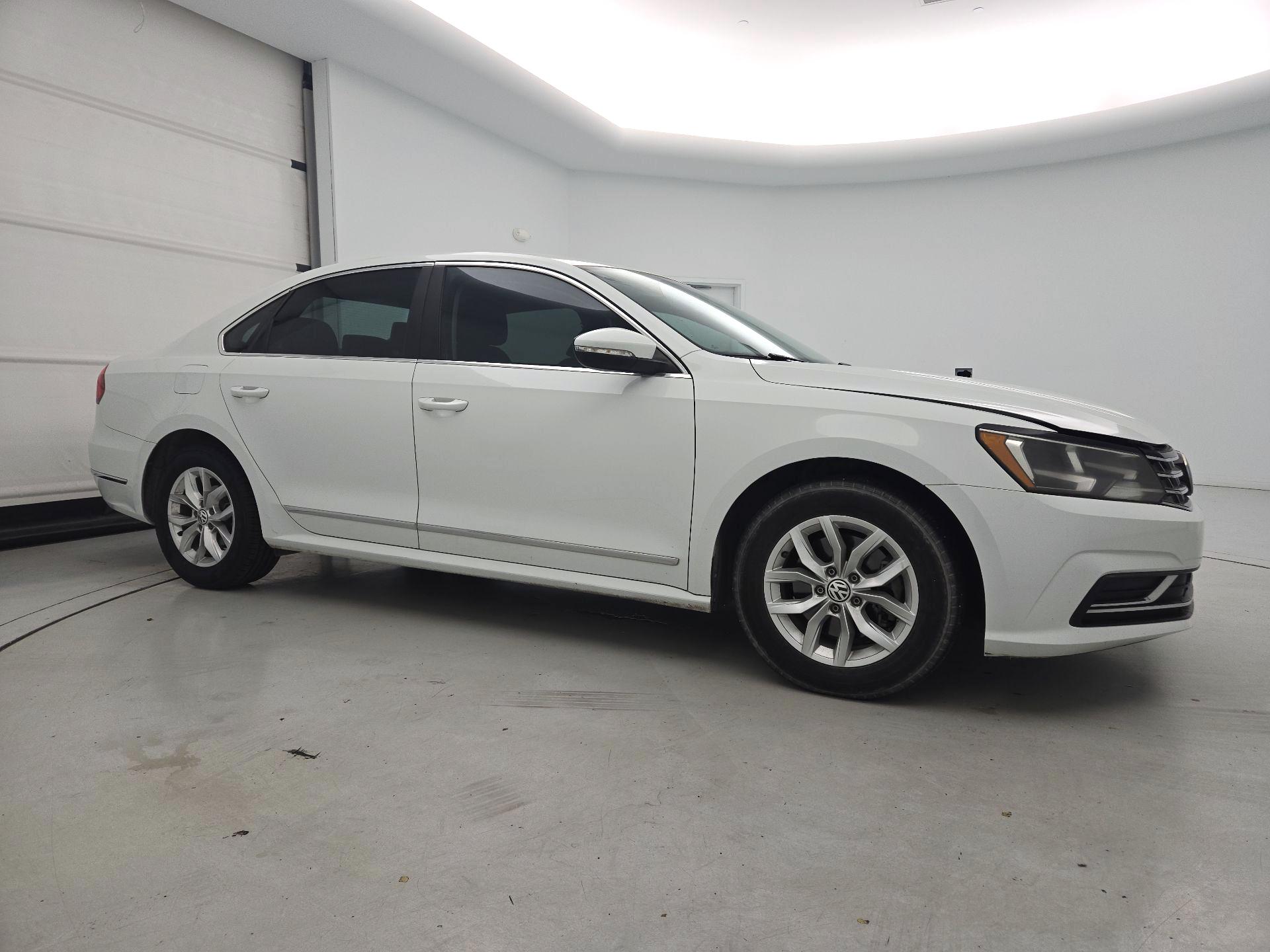 Thumbnail: 2017 Volkswagen Passat - 4