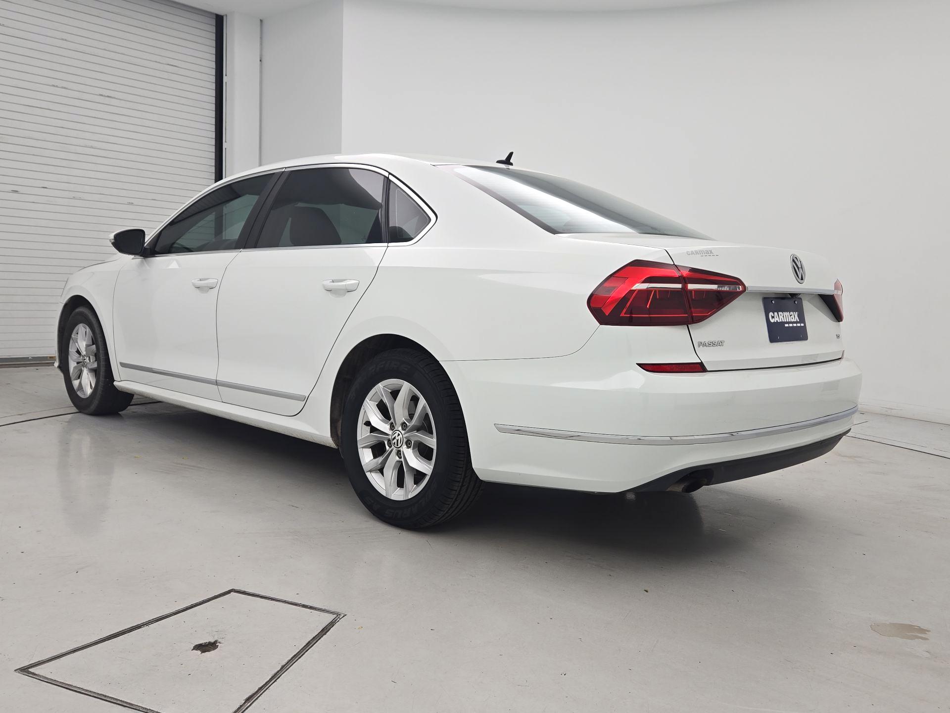 Thumbnail: 2017 Volkswagen Passat - 7