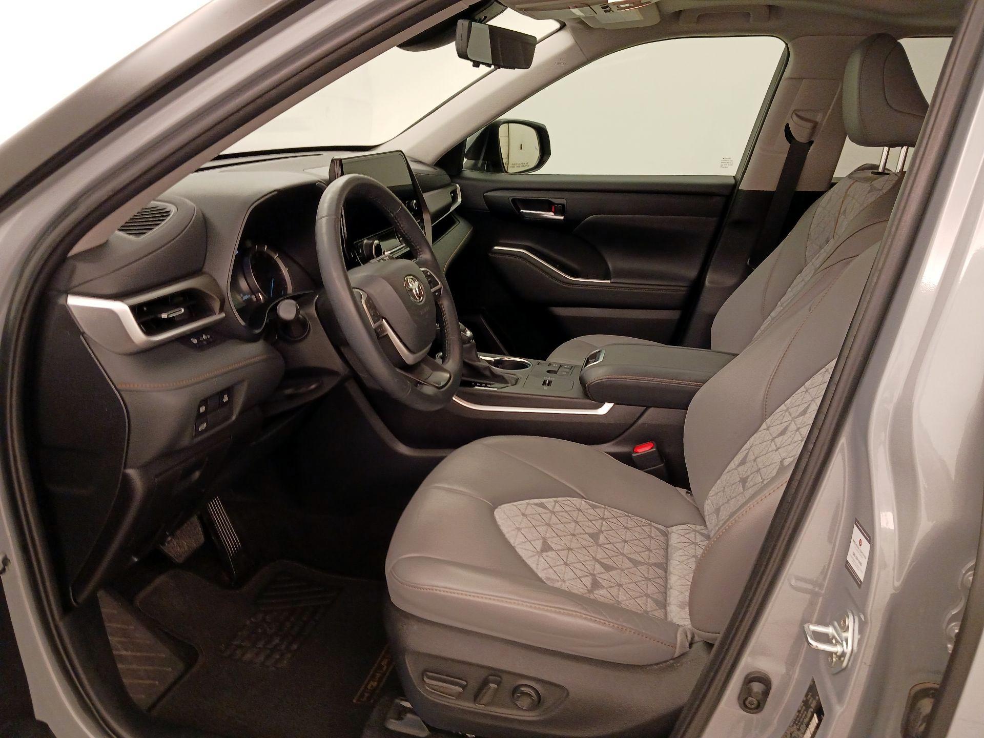Thumbnail: 2023 Toyota Highlander - 11