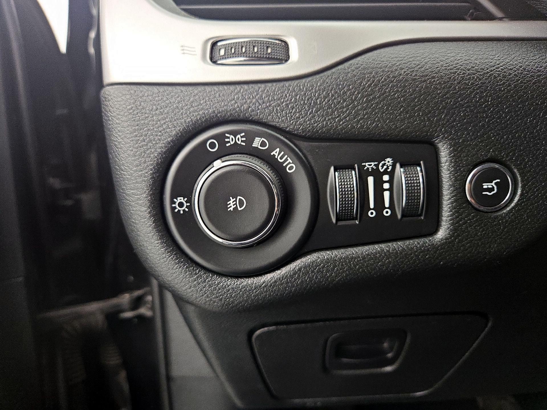 Thumbnail: 2015 Jeep Cherokee - 13