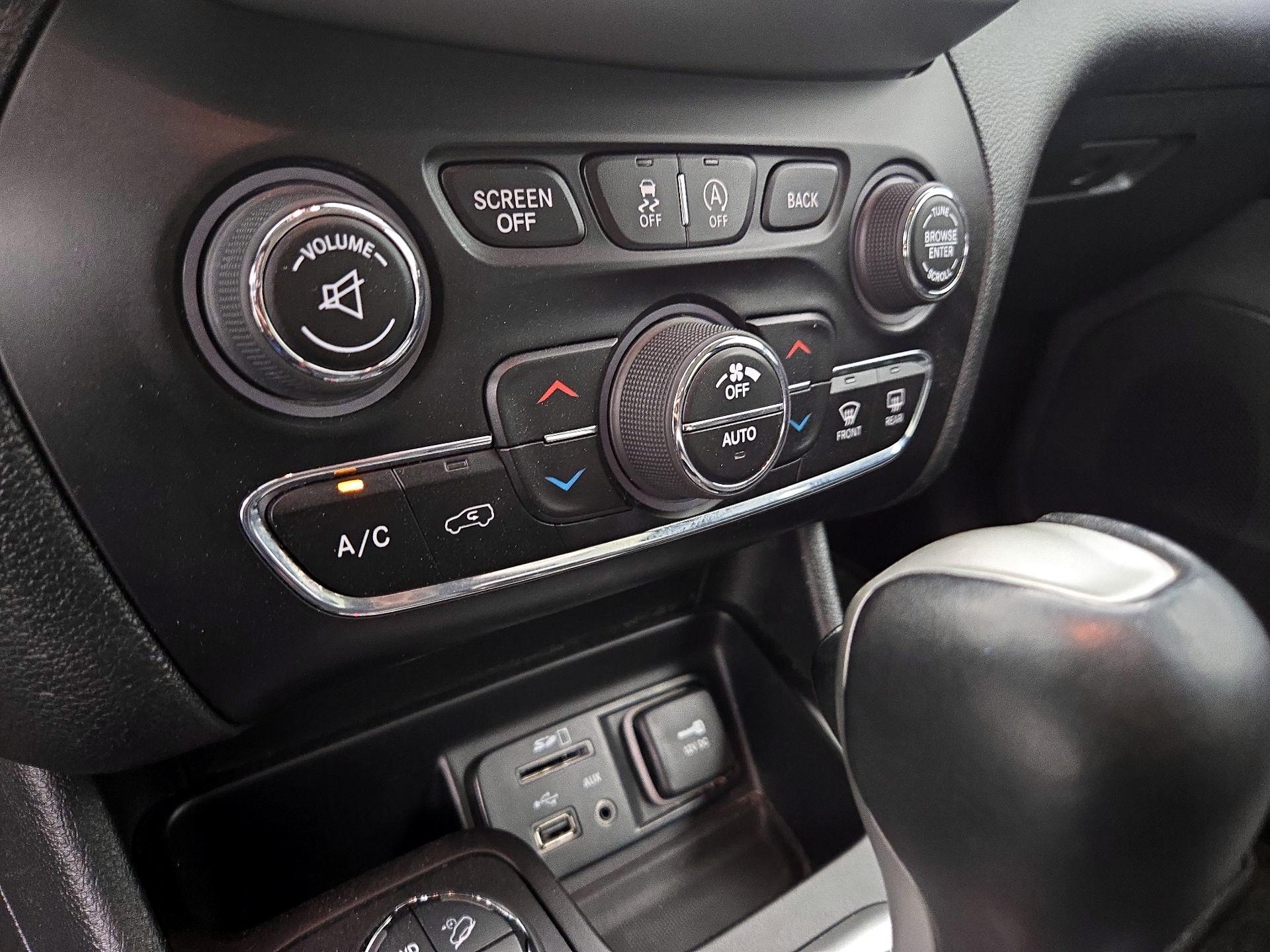 Thumbnail: 2015 Jeep Cherokee - 17