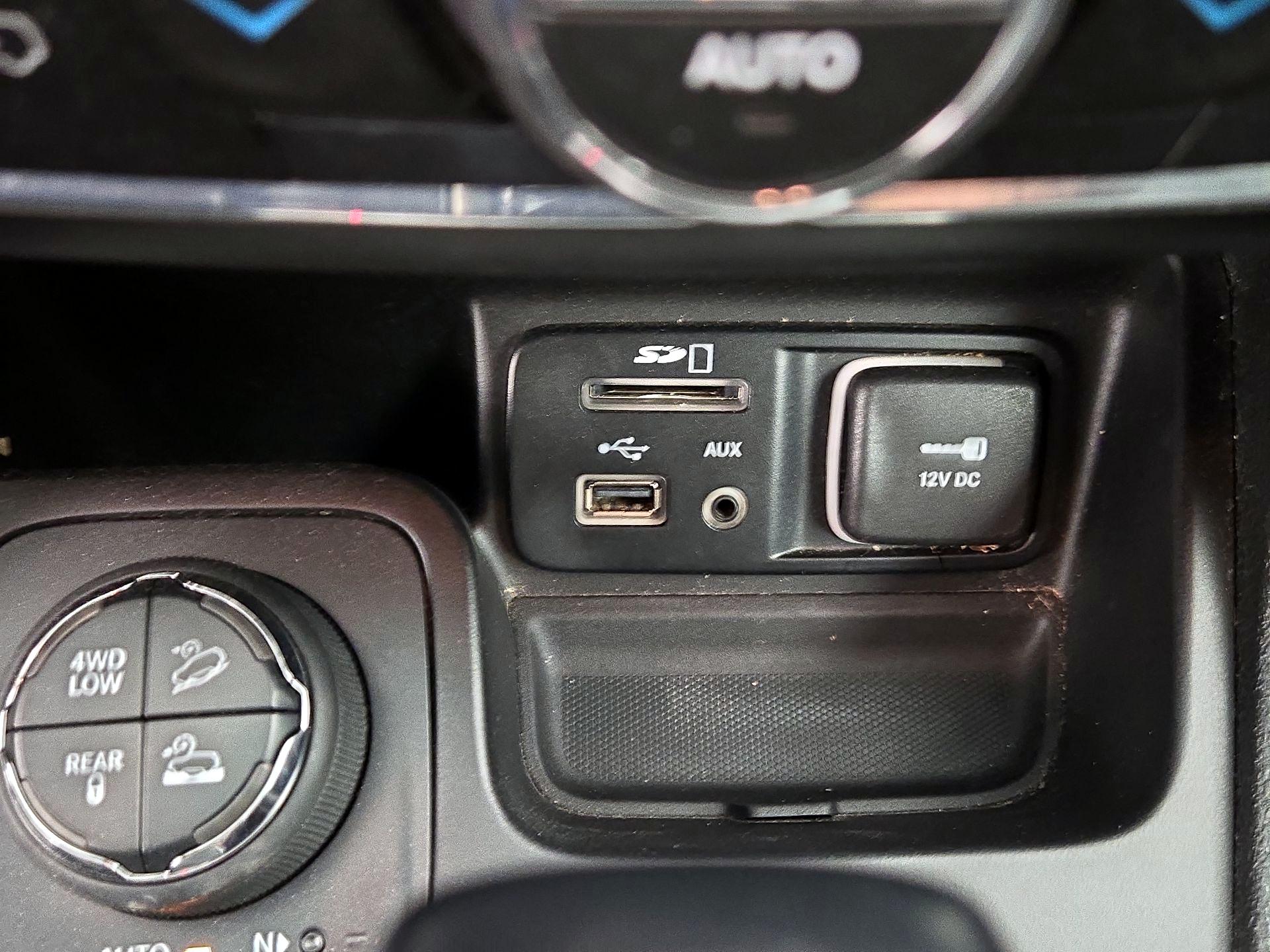 Thumbnail: 2015 Jeep Cherokee - 19
