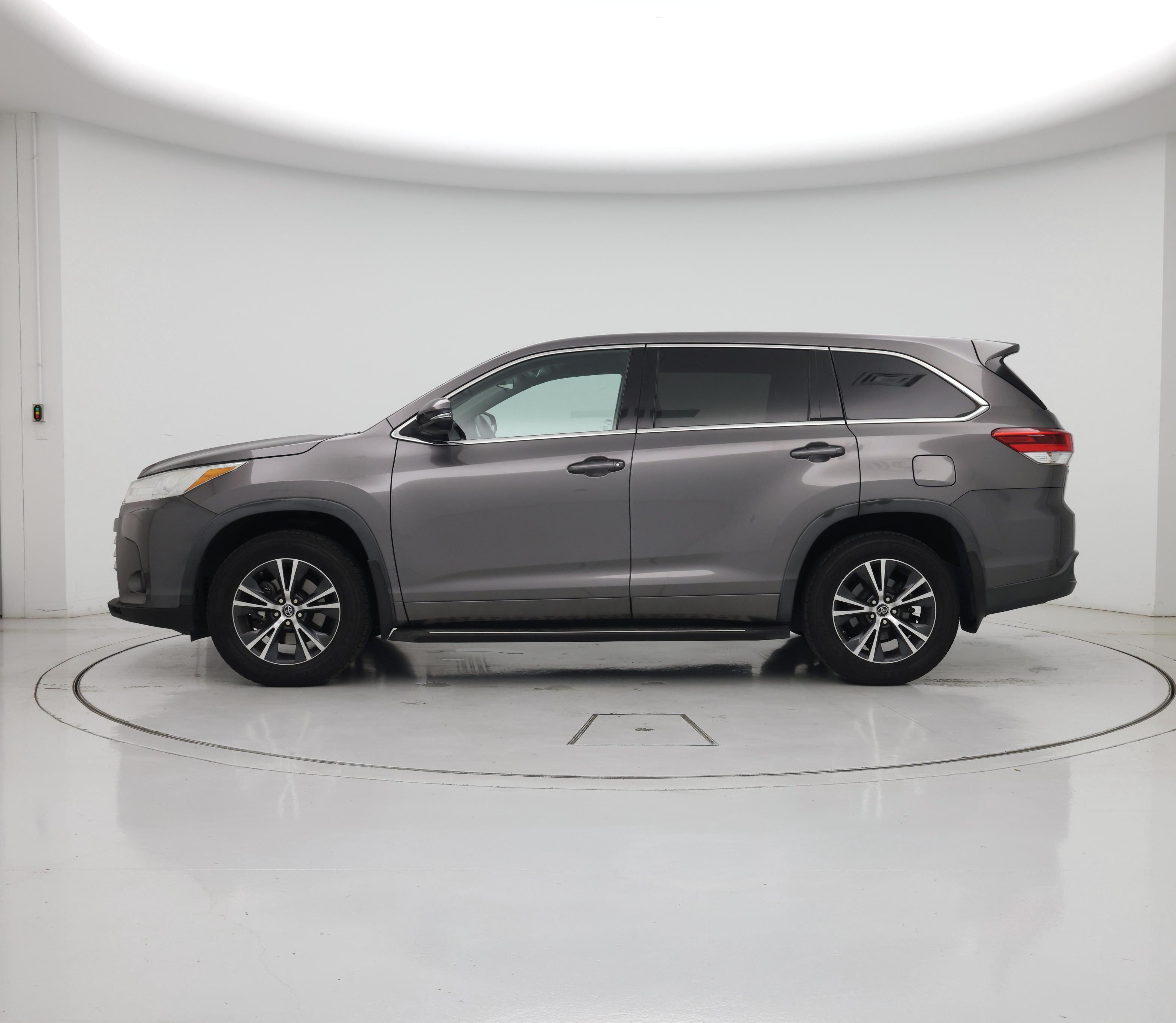 Thumbnail: 2017 Toyota Highlander - 3