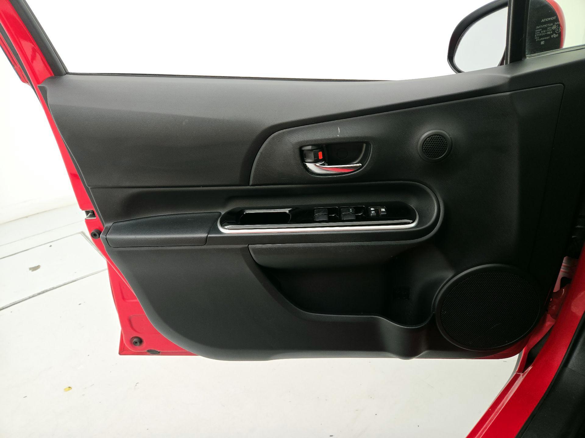 Thumbnail: 2019 Toyota Prius c - 12