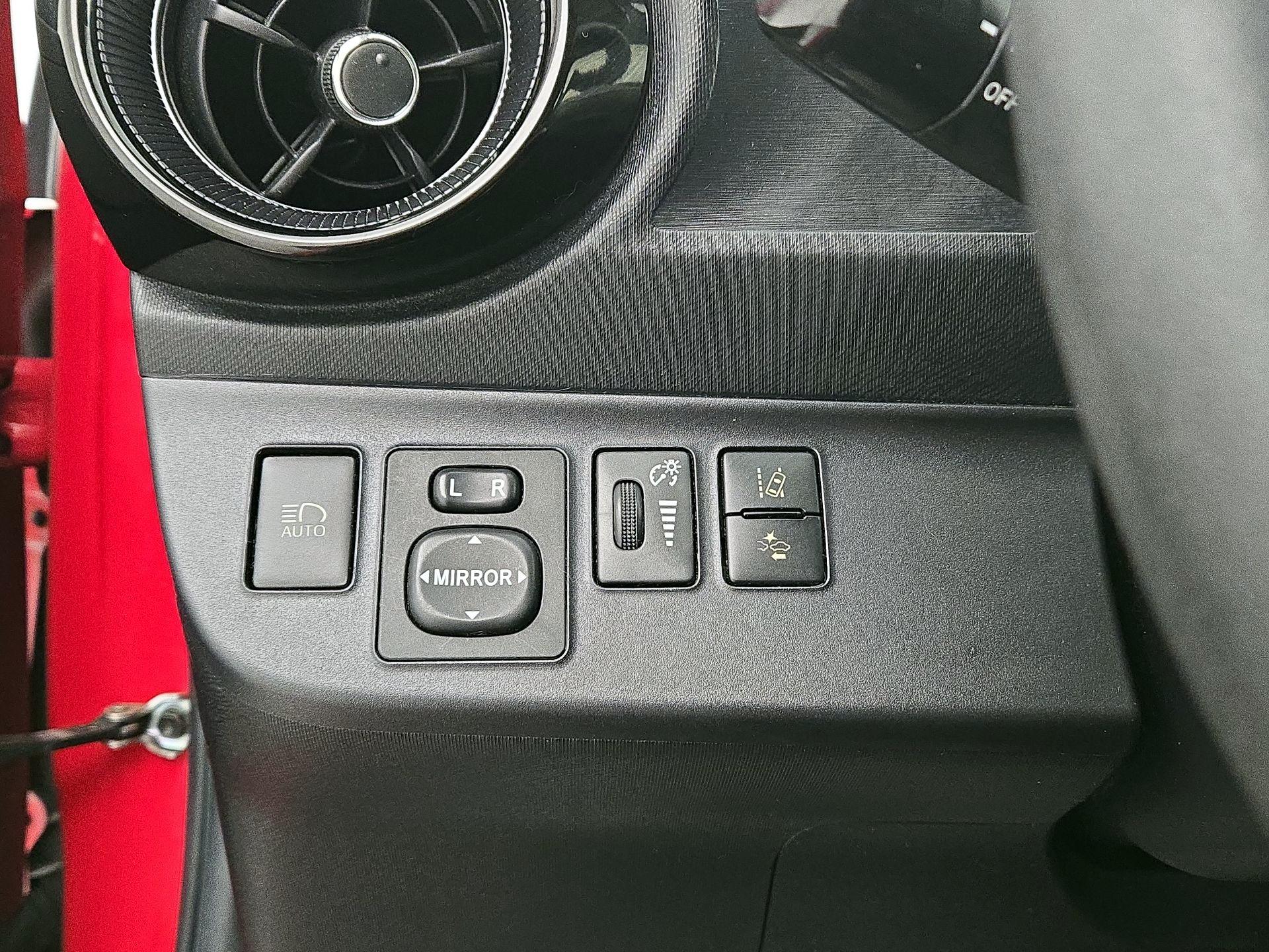 Thumbnail: 2019 Toyota Prius c - 13