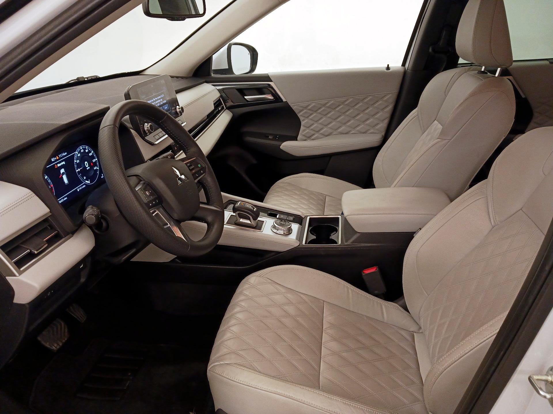 Thumbnail: 2023 Mitsubishi Outlander - 11