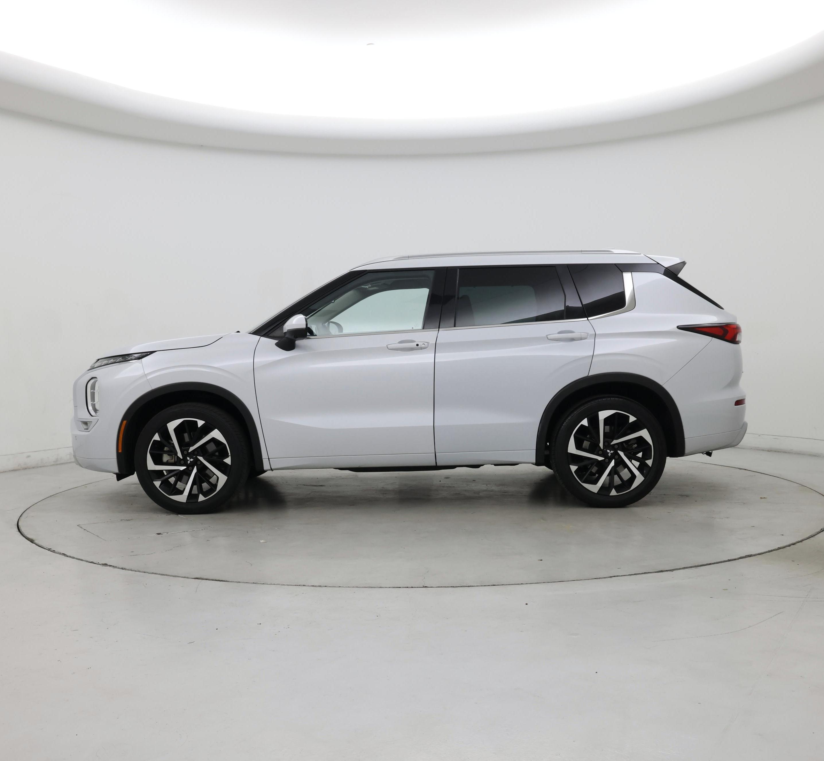Thumbnail: 2023 Mitsubishi Outlander - 3