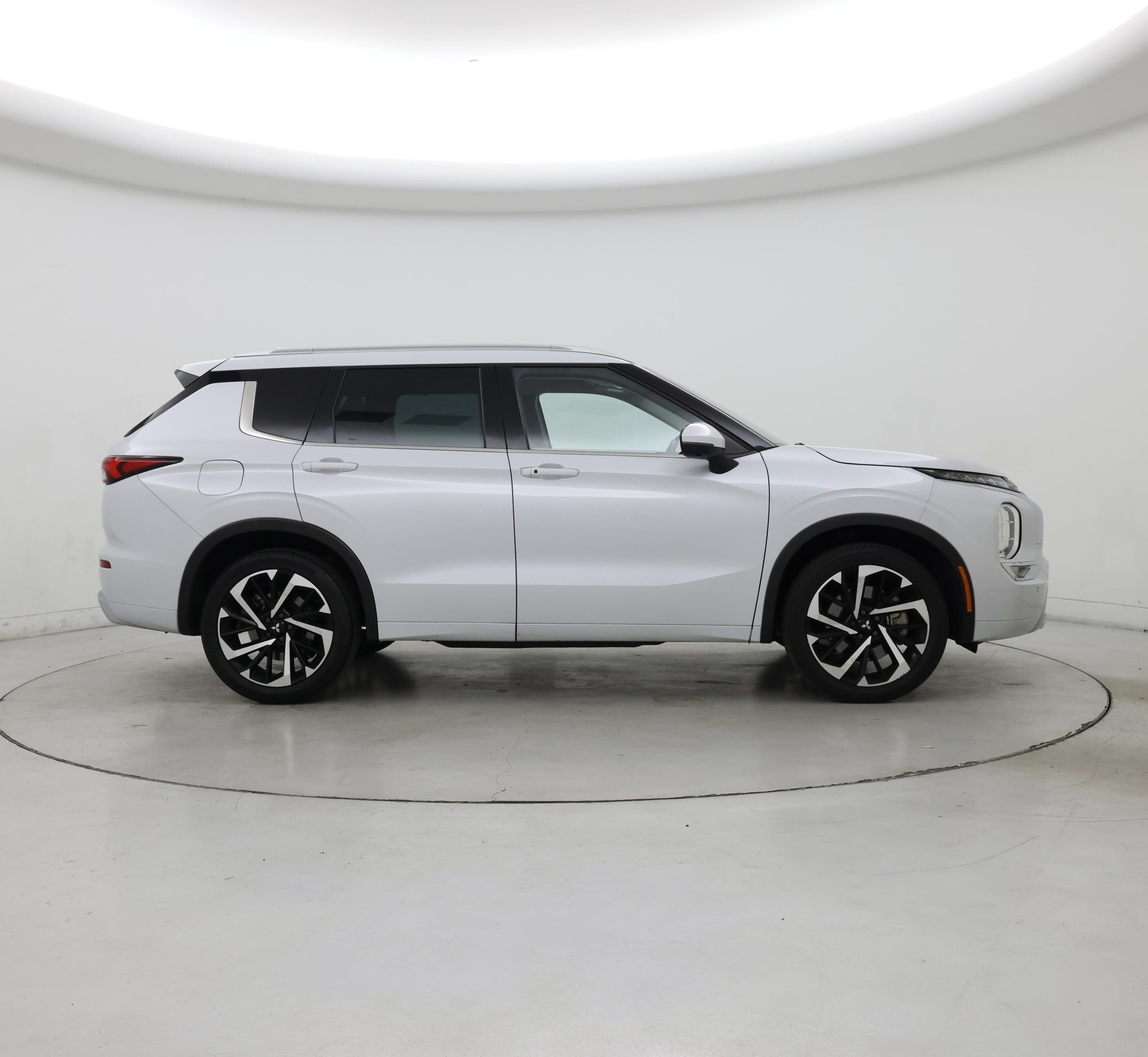 Thumbnail: 2023 Mitsubishi Outlander - 7