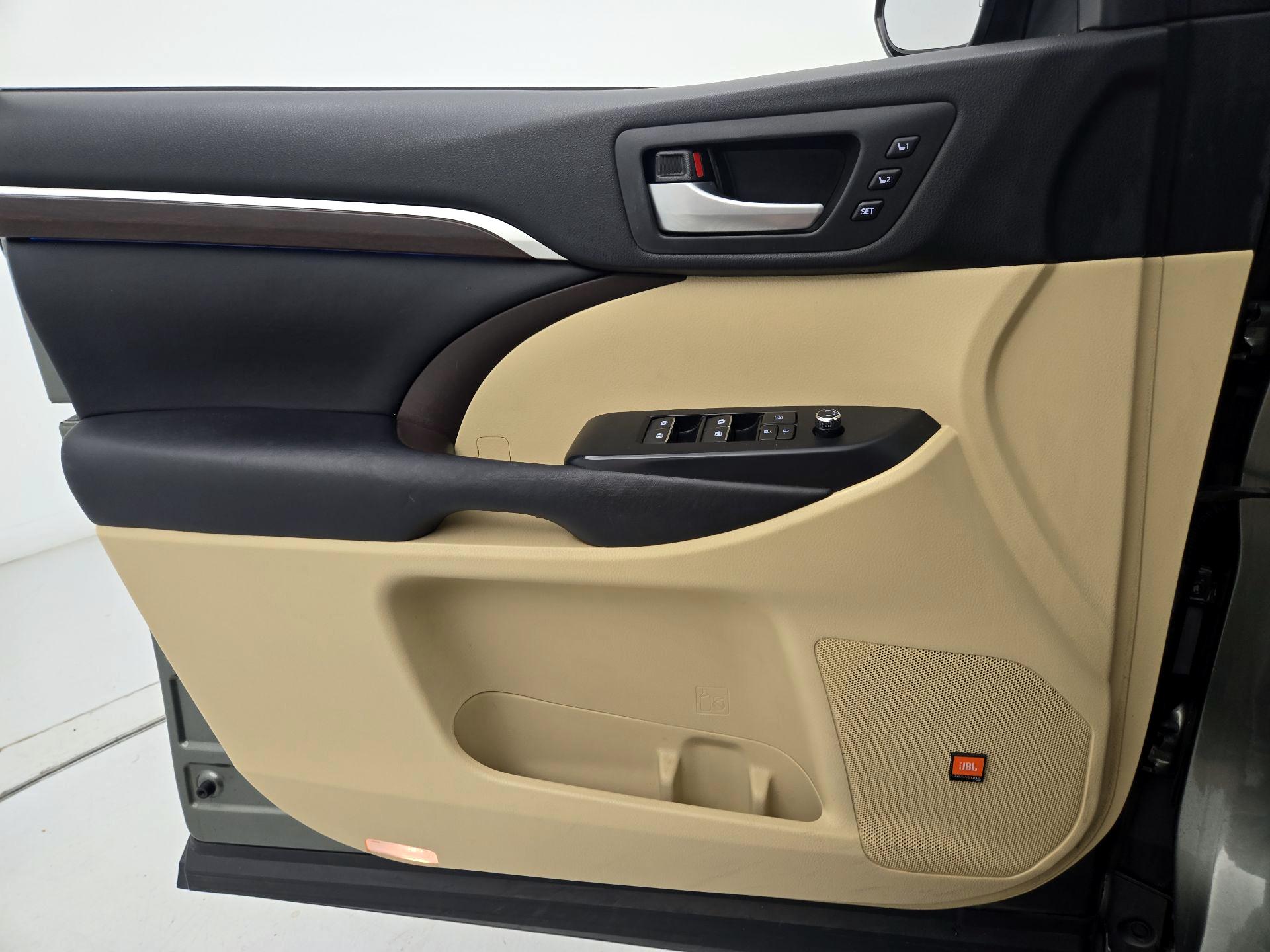 Thumbnail: 2016 Toyota Highlander - 12