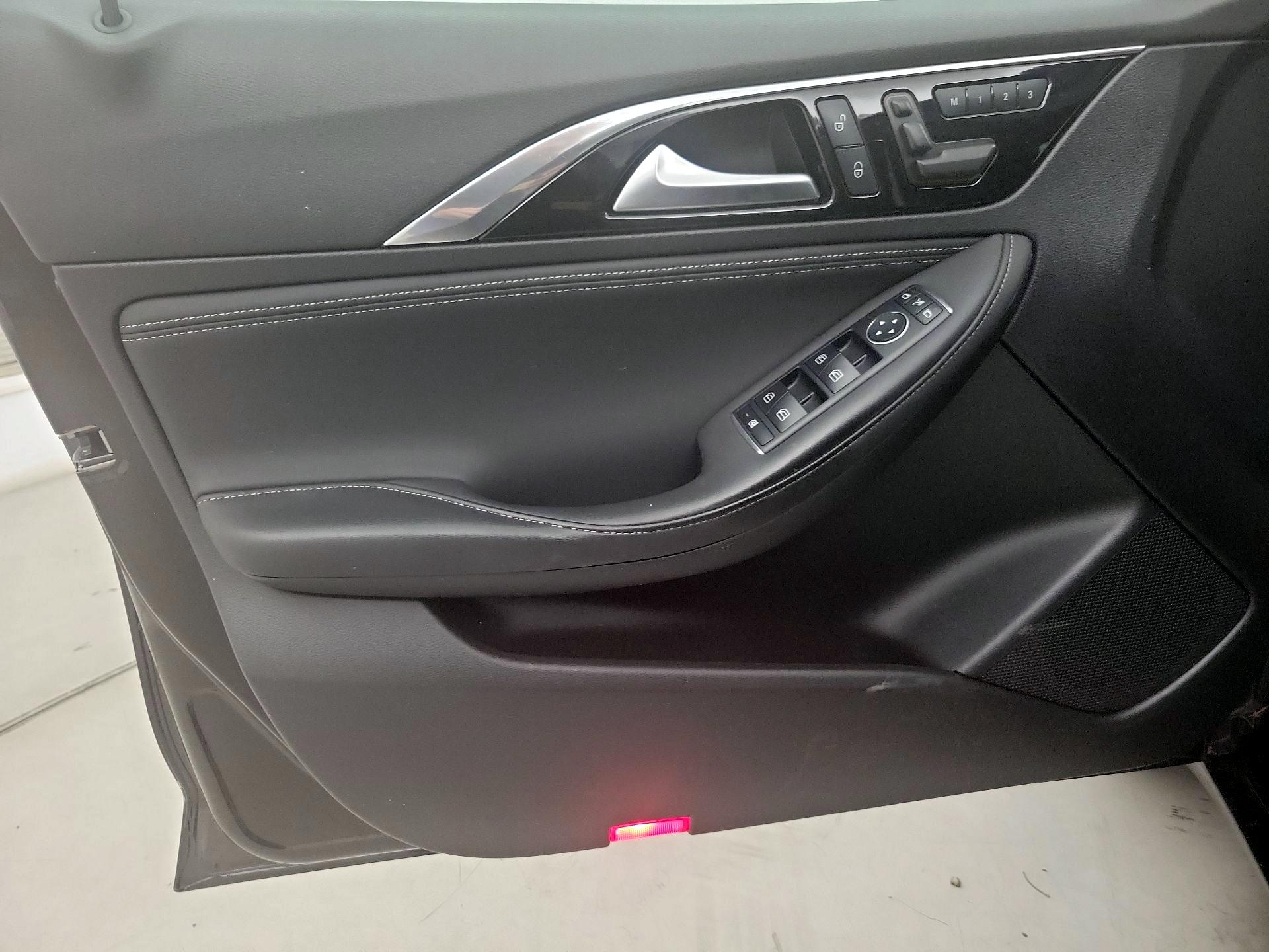 Thumbnail: 2018 INFINITI QX30 - 12