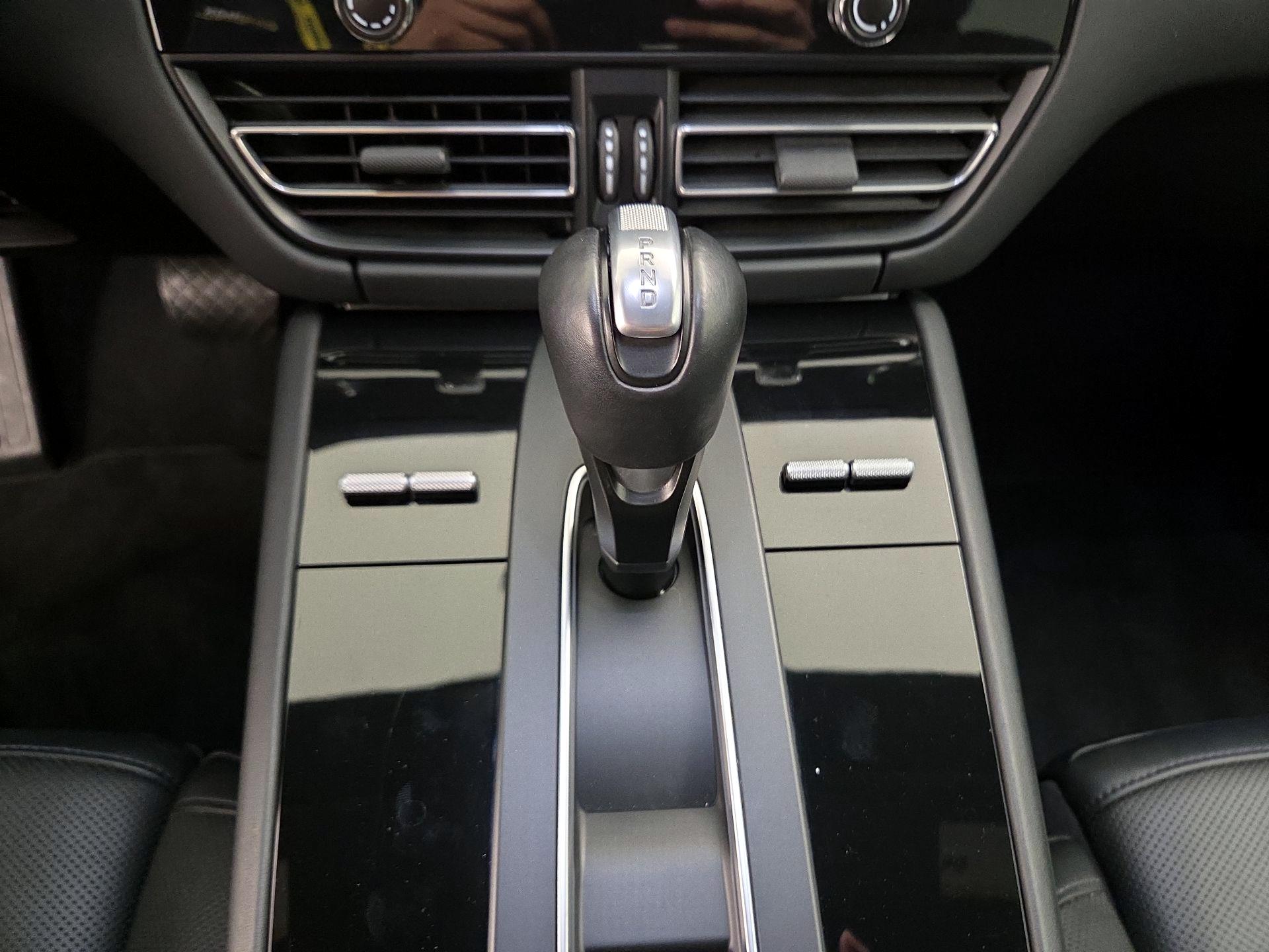 Thumbnail: 2023 Porsche Macan - 18