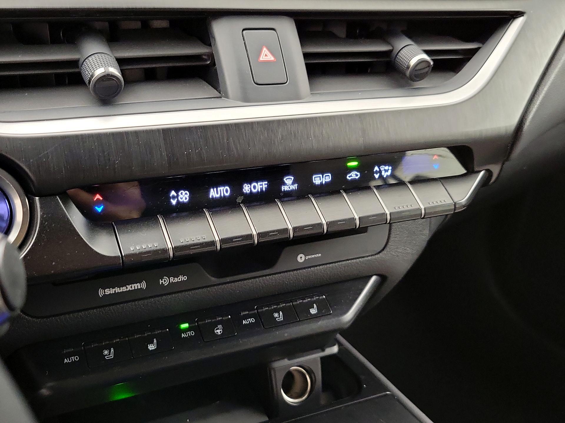 Thumbnail: 2019 Lexus UX - 17