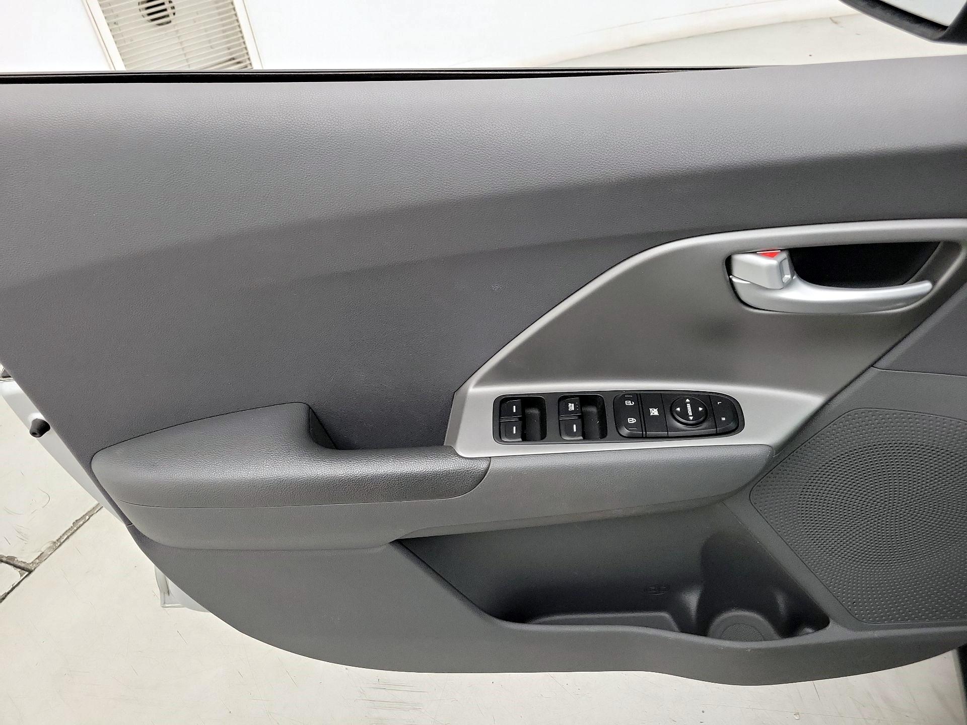 Thumbnail: 2017 Kia Niro - 12