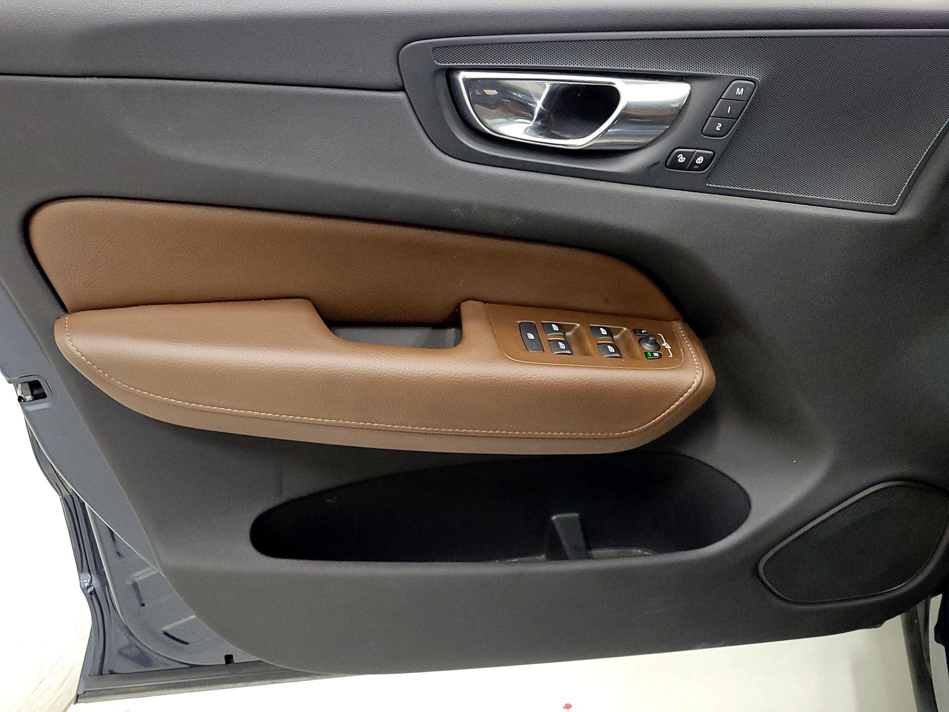 Thumbnail: 2018 Volvo XC60 - 12